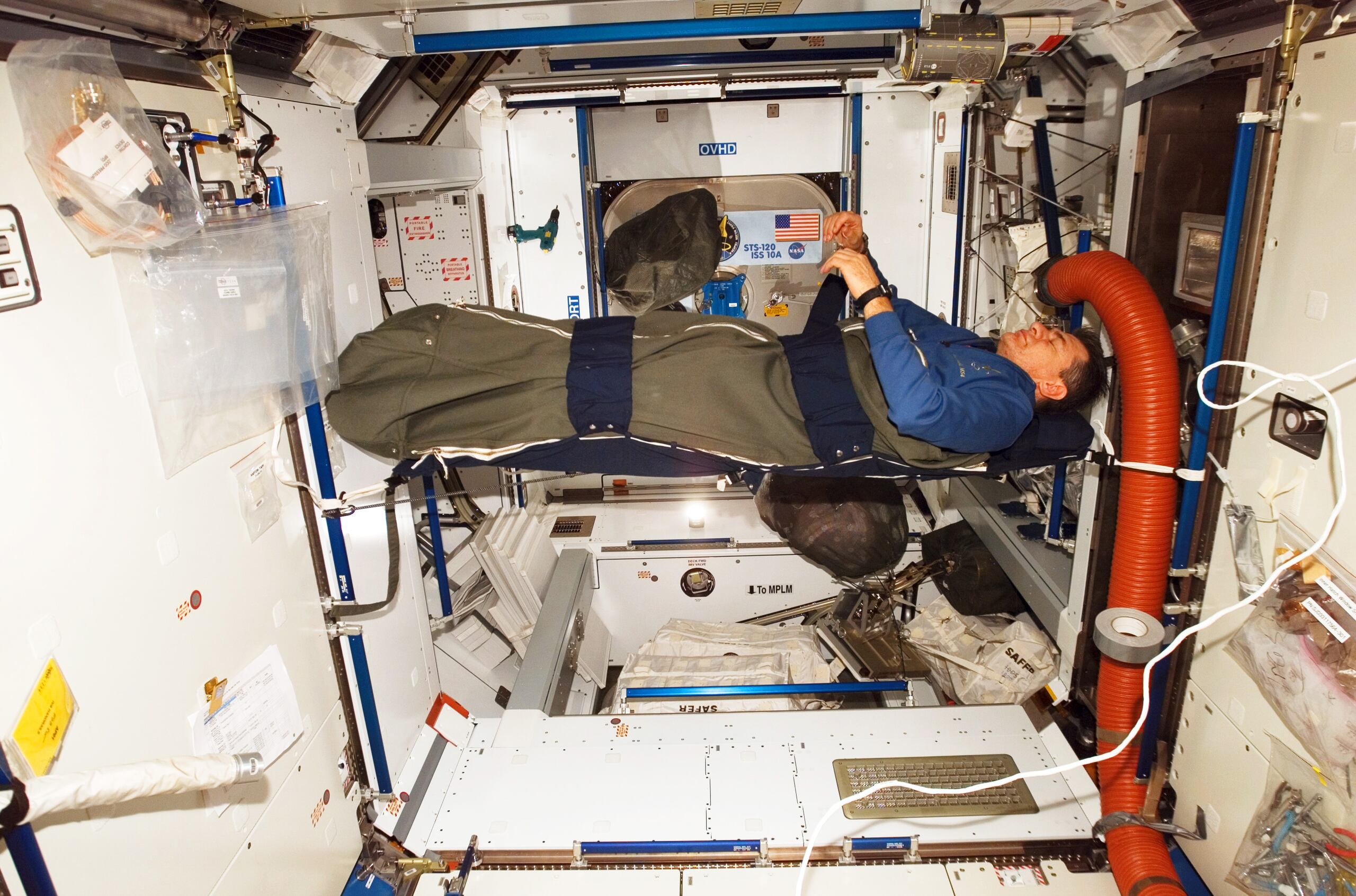 El astronauta de la Agencia Espacial Europea Paolo Nespoli en su saco de dormir a bordo de la Estación Espacial Internacional.  Fotografía facilitada por Nasa/ESA. EFE