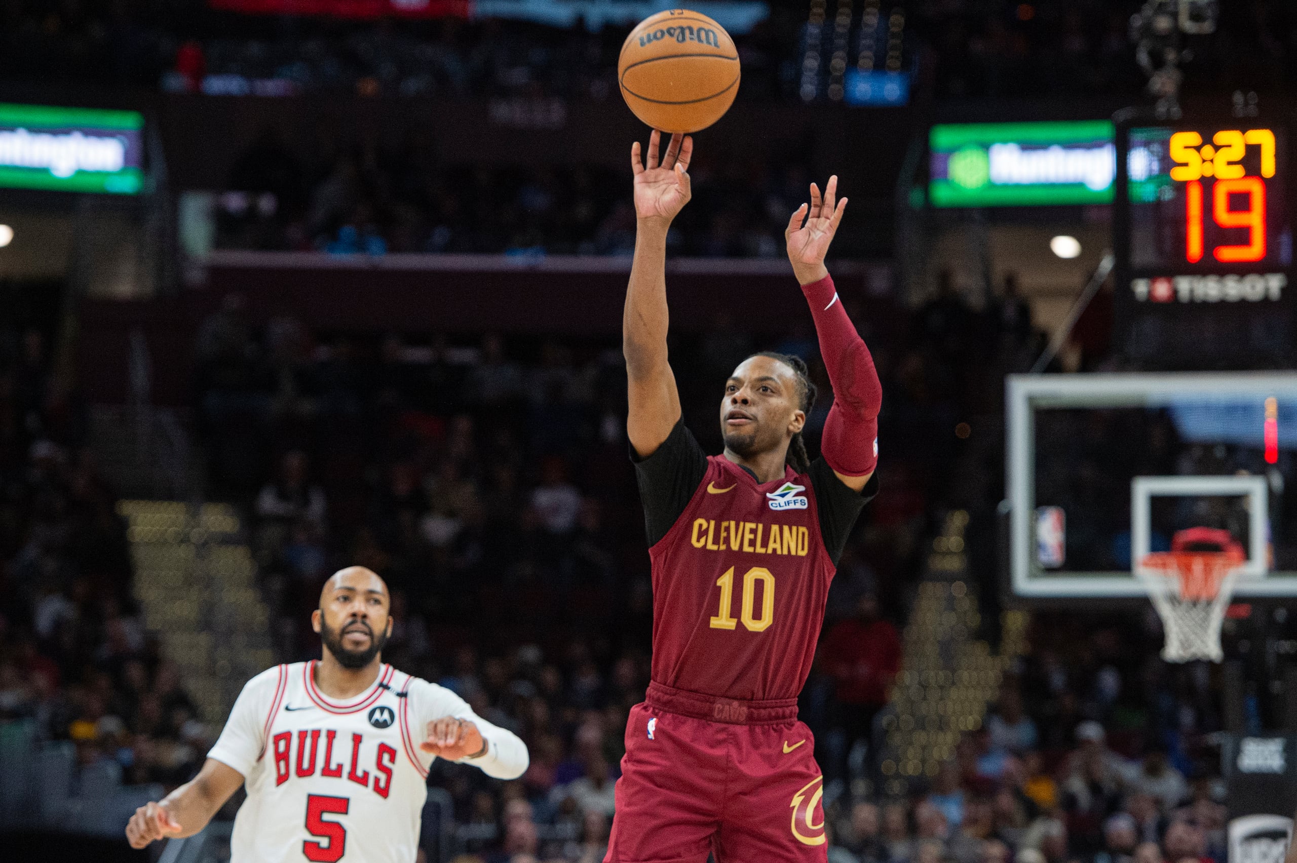 Darius Garland, de los Cavaliers de Cleveland, intenta un triple delante de Jevon Carter, de los Bulls de Chicago.