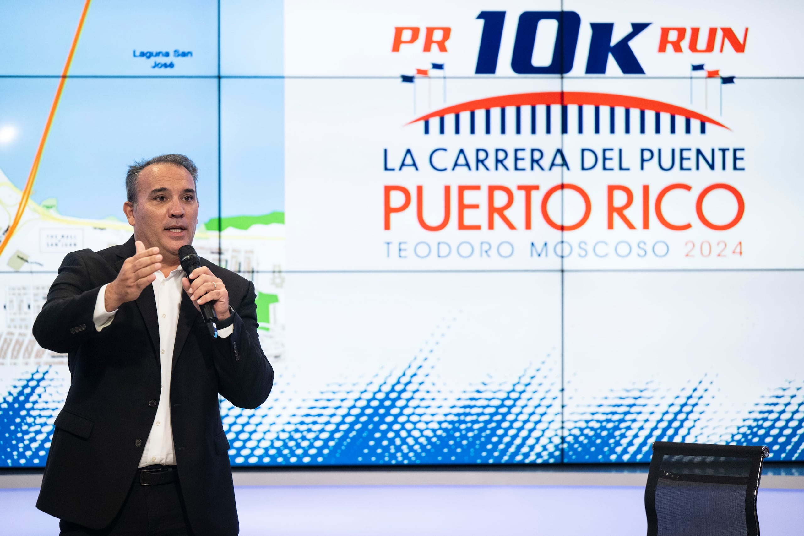 Pedro Zorrilla, principal oficial ejecutivo de GFR Media y parte de la compañía productora del Puerto Rico 10K Run, Puerto Rico Events, se dirige a los presentes en la conferencia de prensa donde se impartieron detalles de la tercera edición de la popular carrera.