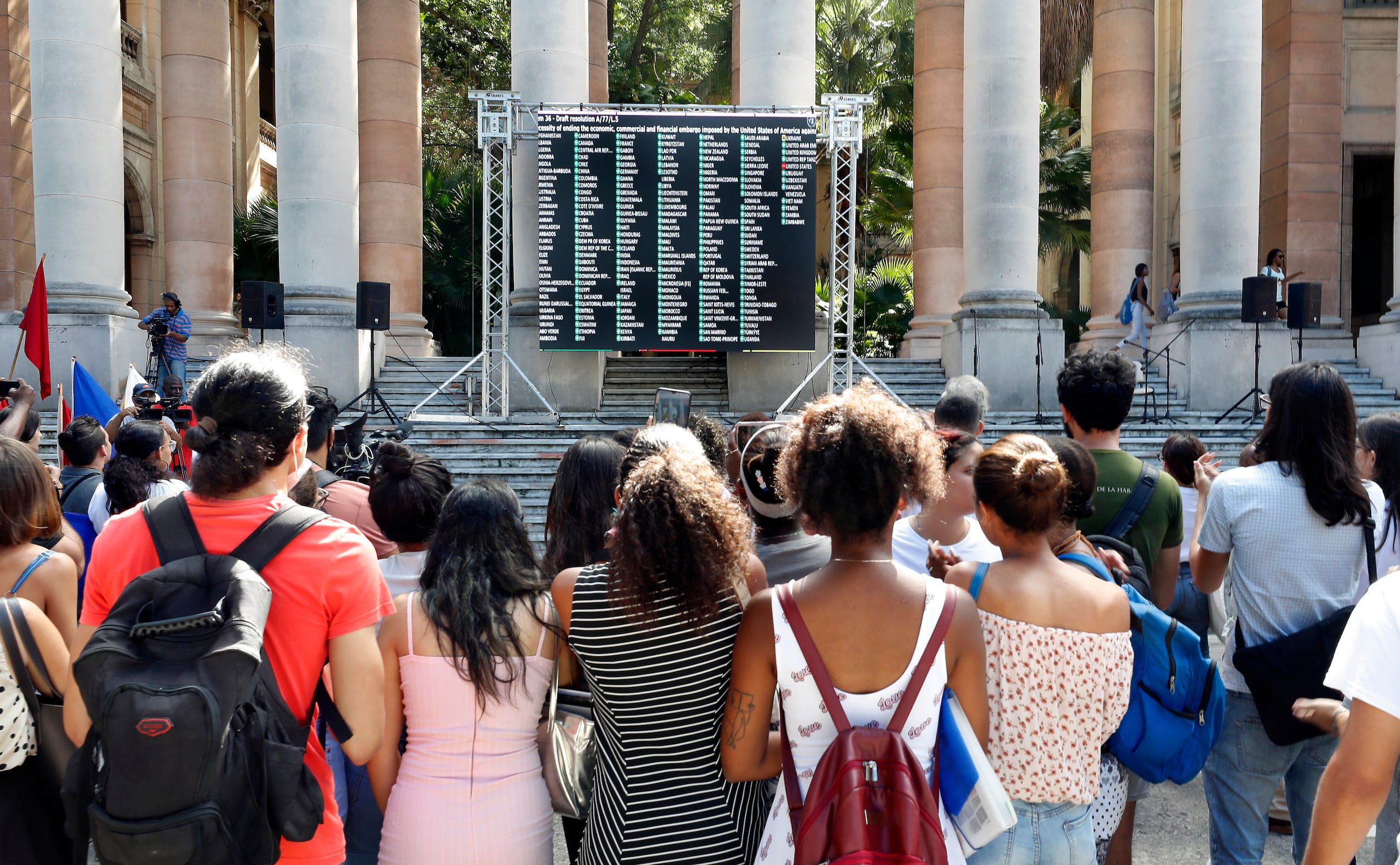 Jóvenes de facultades como la de Matemática y Computación, las de ingenierías, la de Medios Audiovisuales y la de Biología hicieron público su rechazo al aumento de tarifas en un servicio que consideran básico.