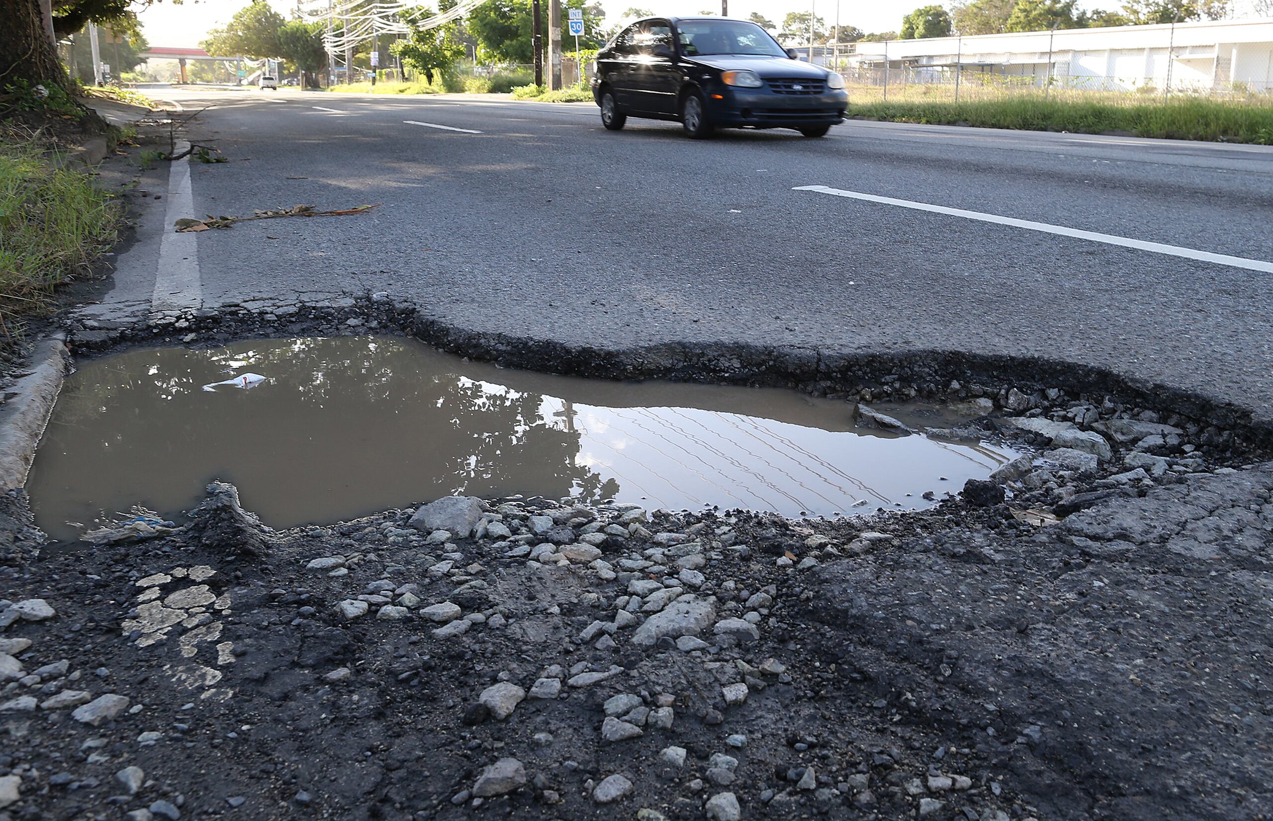 Vélez Vega indicó que aun cuando ya tienen fondos asignados, enfrentan el problema de que no hay suficientes brigadas para poder atender todos los proyectos y también, por momentos, hay dificultades con el suministro de los materiales.