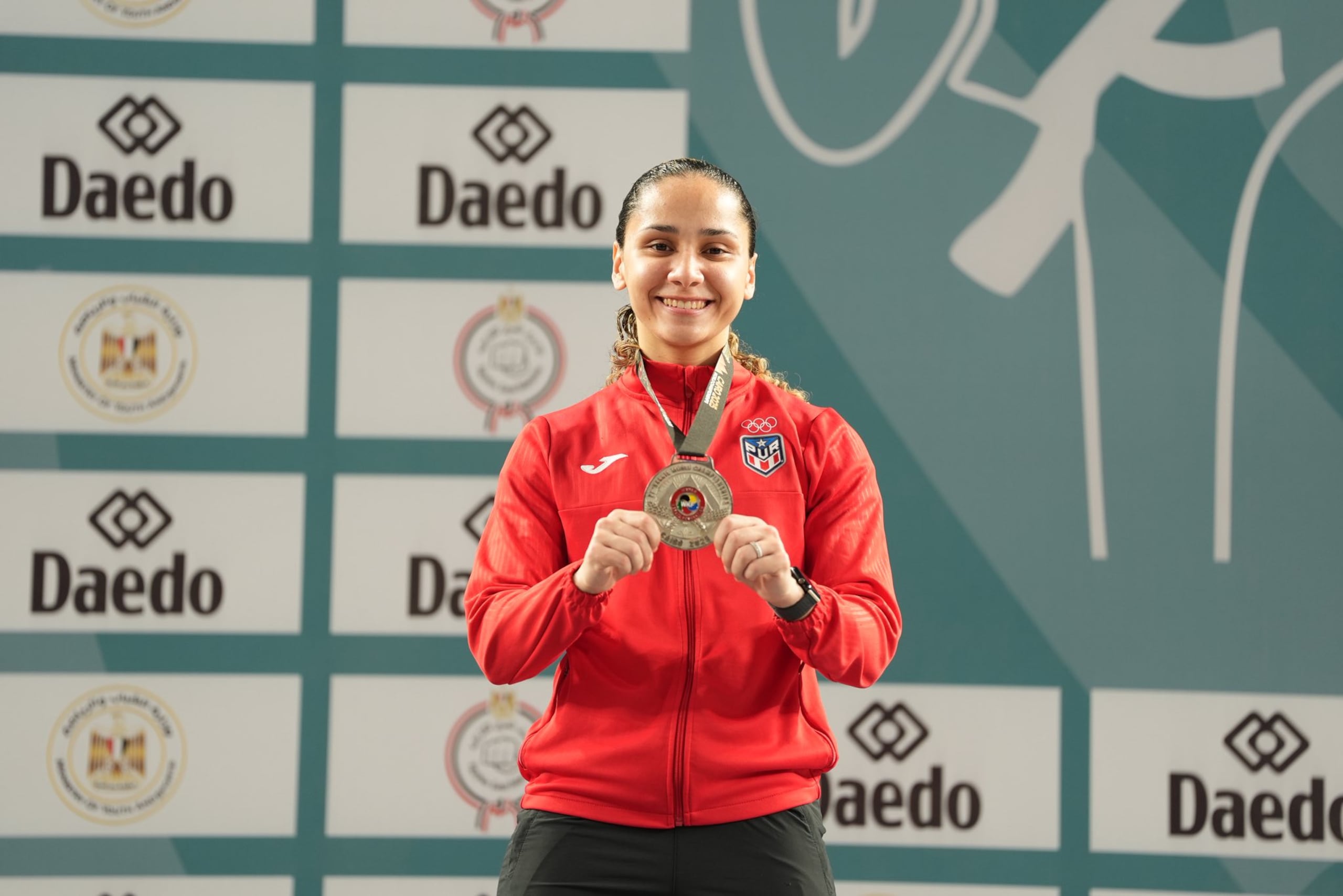 Janessa Fonseca con su medalla de plata.