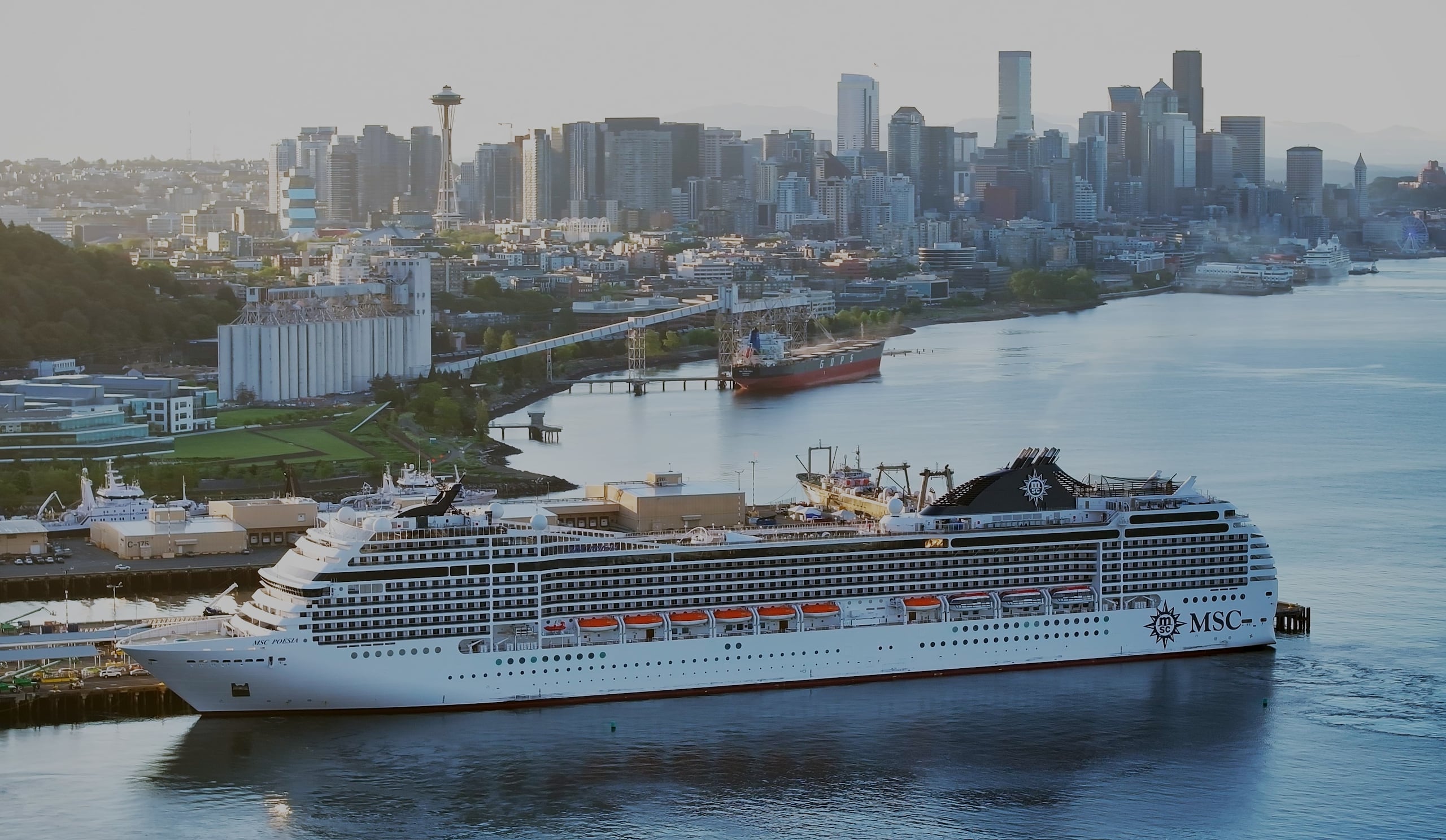 Fotografía cedida por MSC Cruises que muestra el crucero MSC Poesia a su llegada al puerto de Seattle en el estado de Washington (EE.UU.). EFE/MSC Cruises /SOLO USO EDITORIAL /NO VENTAS /SOLO DISPONIBLE PARA ILUSTRAR LA NOTICIA QUE ACOMPAÑA /CRÉDITO OBLIGATORIO