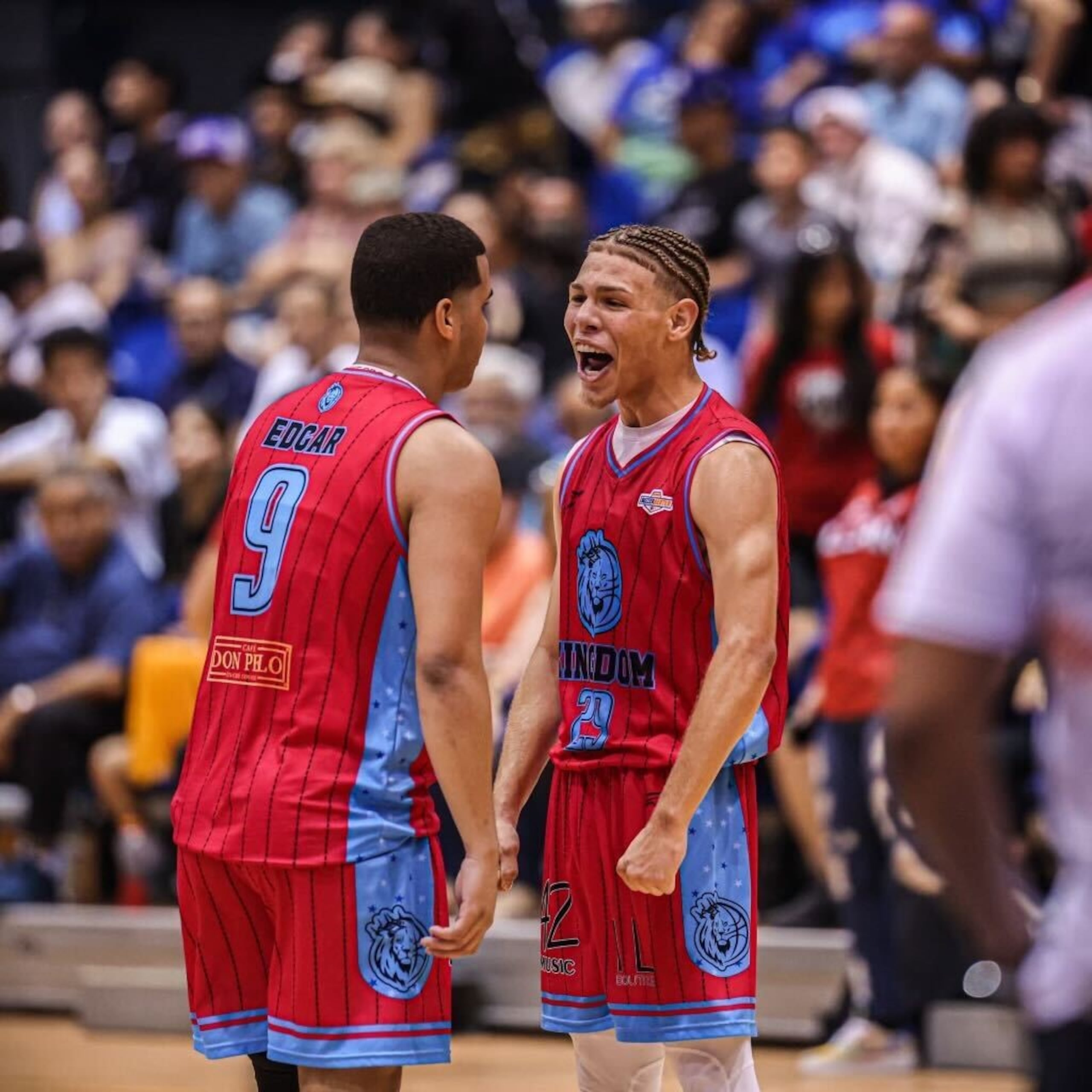 Integrantes del Colegio Kingdom de Dorado celebran durante el partido de cuartos de final contra "La Millán" de Carolina en el torneo escolar Buzzer Beater.