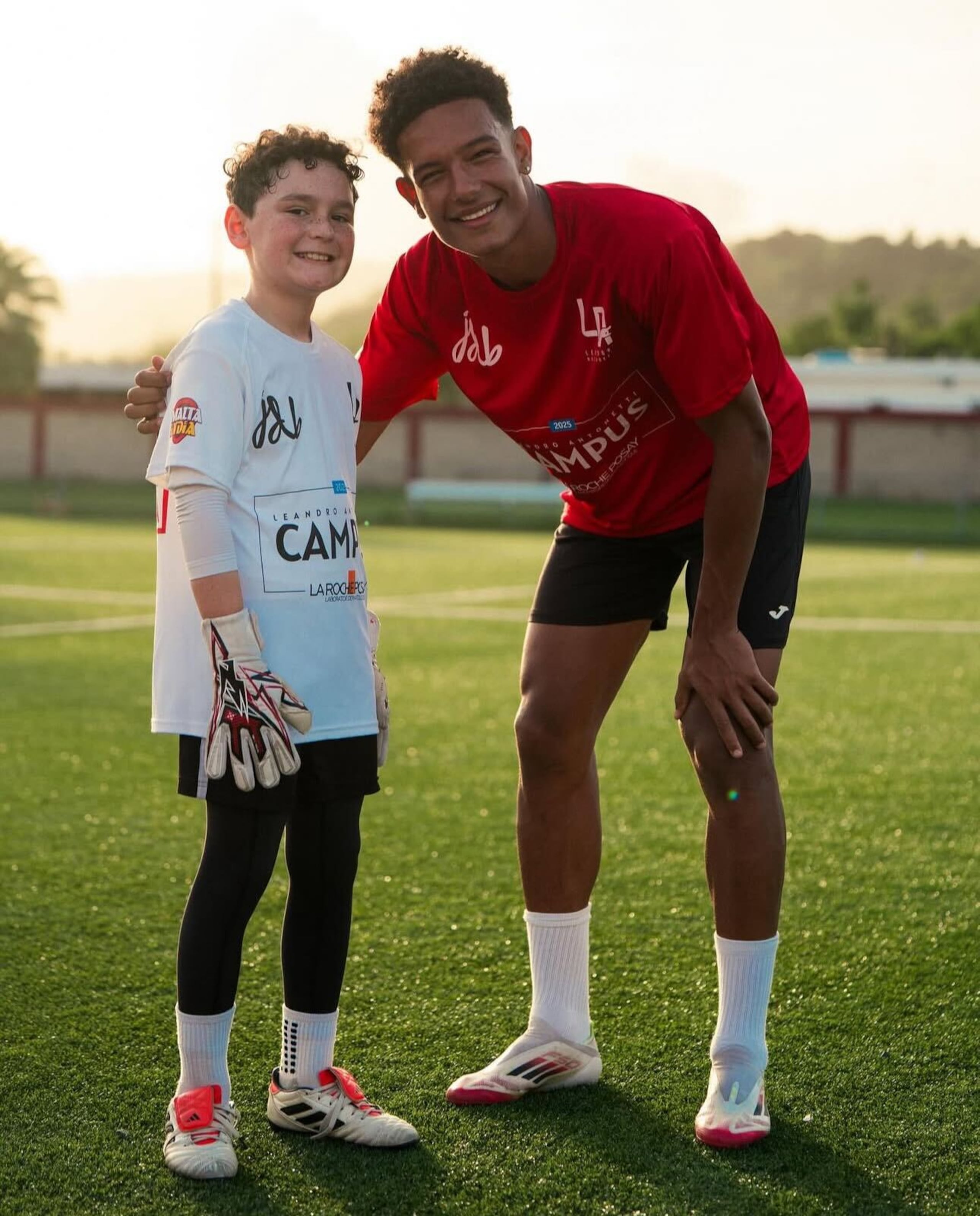 Leandro Antonetti junto a uno de los niños que asistieron a su campamento "Campus Leandro Antonetti" en Caguas.