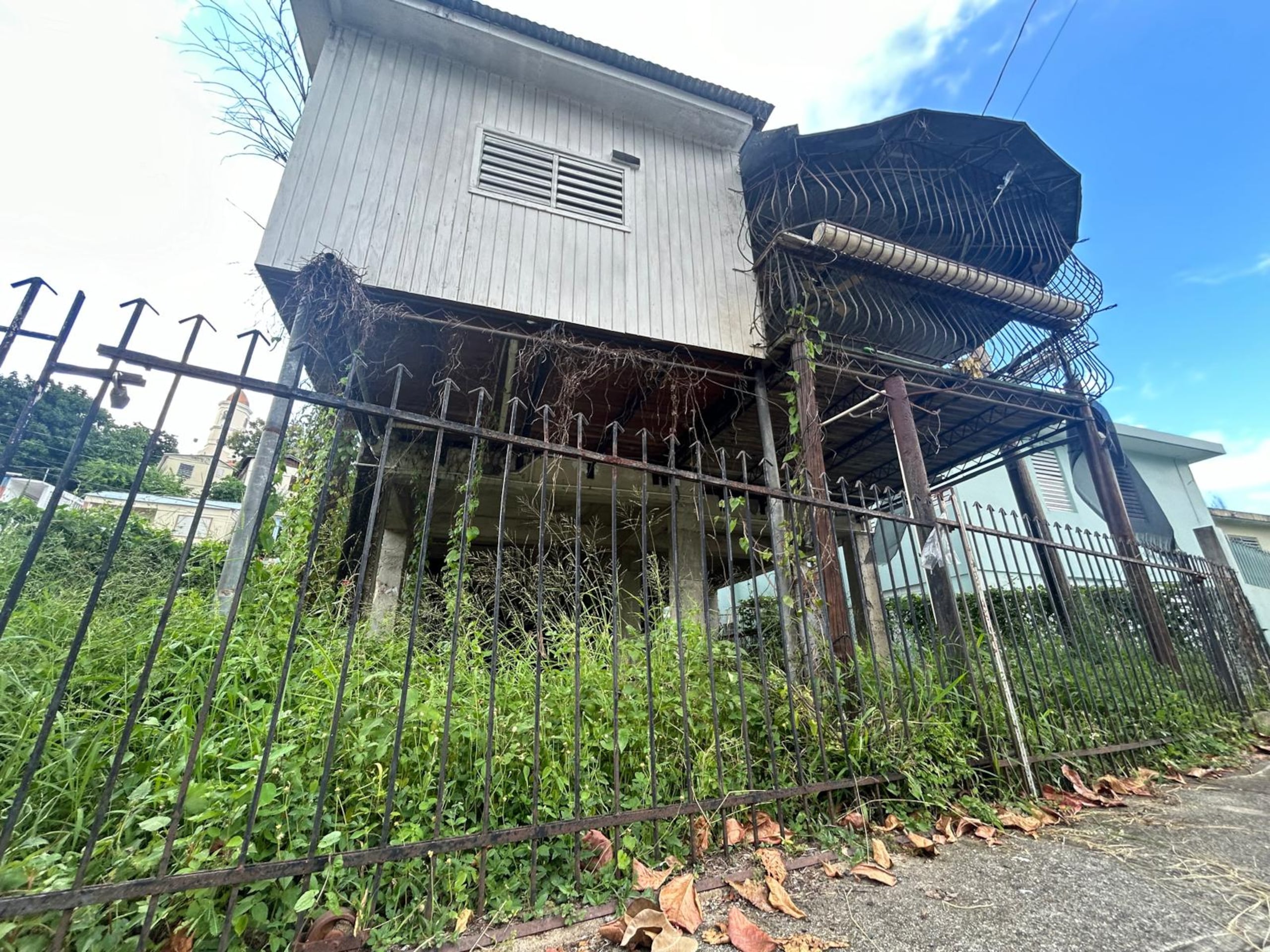 Trabaja con los estorbos públicos.