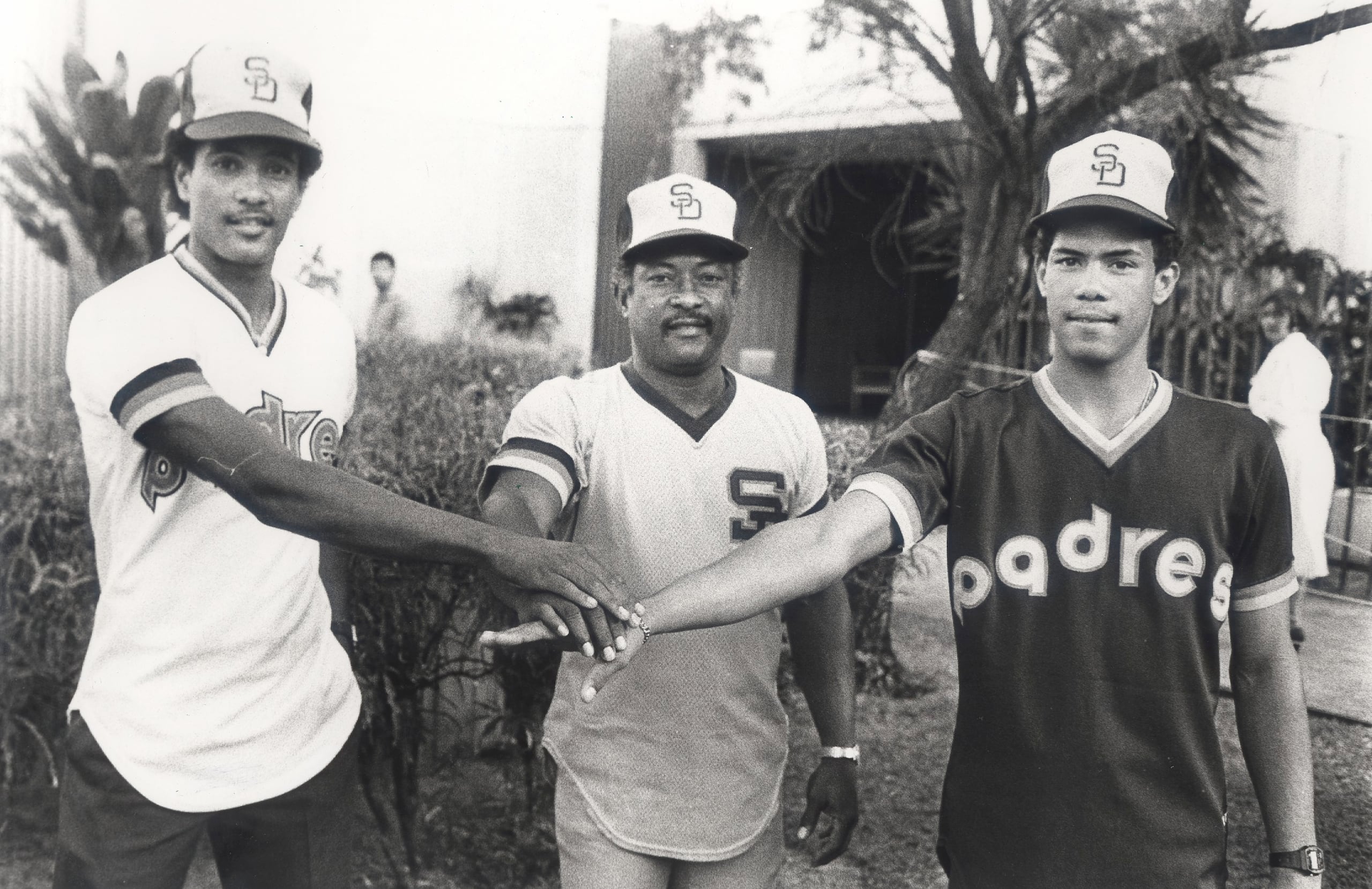 Santos Alomar Conde, al centro, junto a sus hijo Sandy (izquierda) y Roberto Alomar.