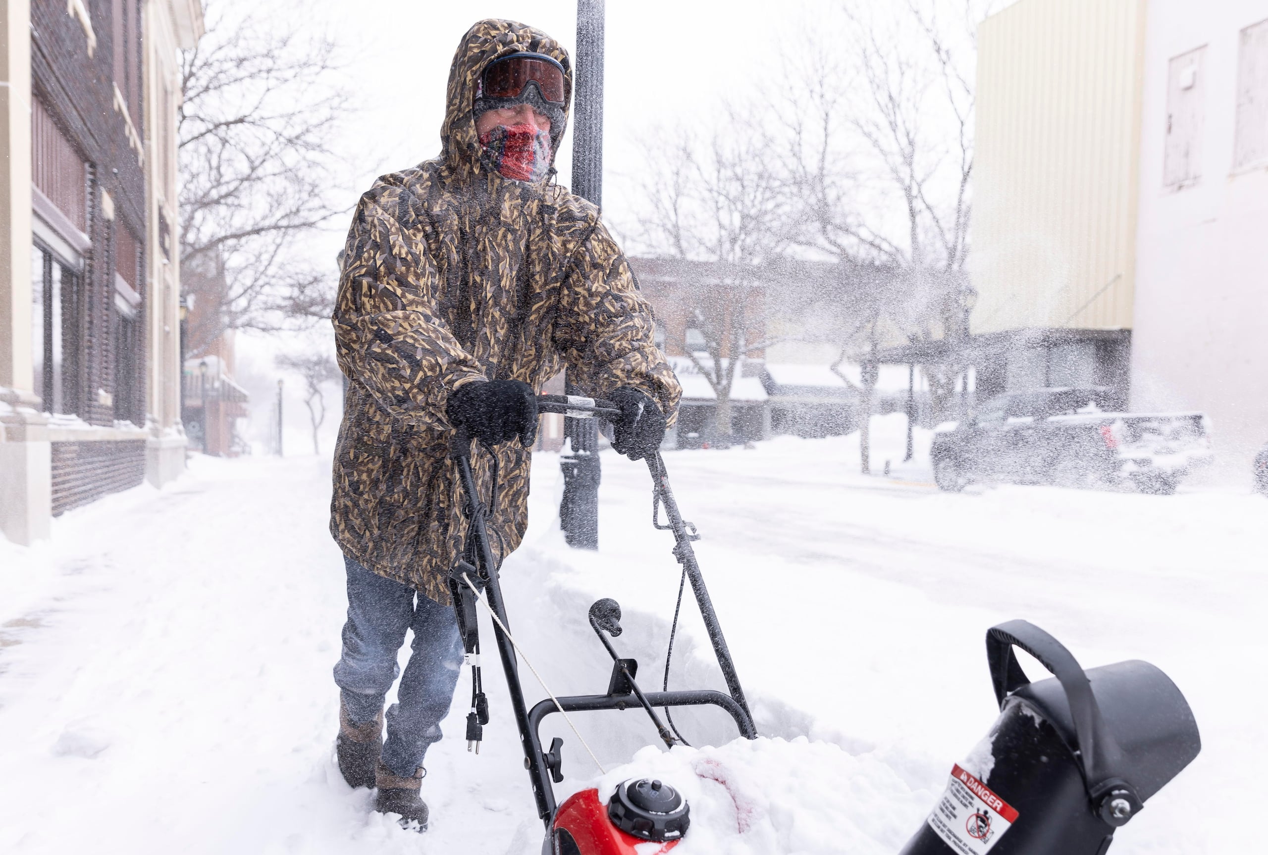 Tom Thomsen, de Atlantic, hace un camino entre la nieve bajo unas temperaturas peligrosas debido a una masa de aire ártico en Atlantic, Iowa. EFE/JUSTIN LANE