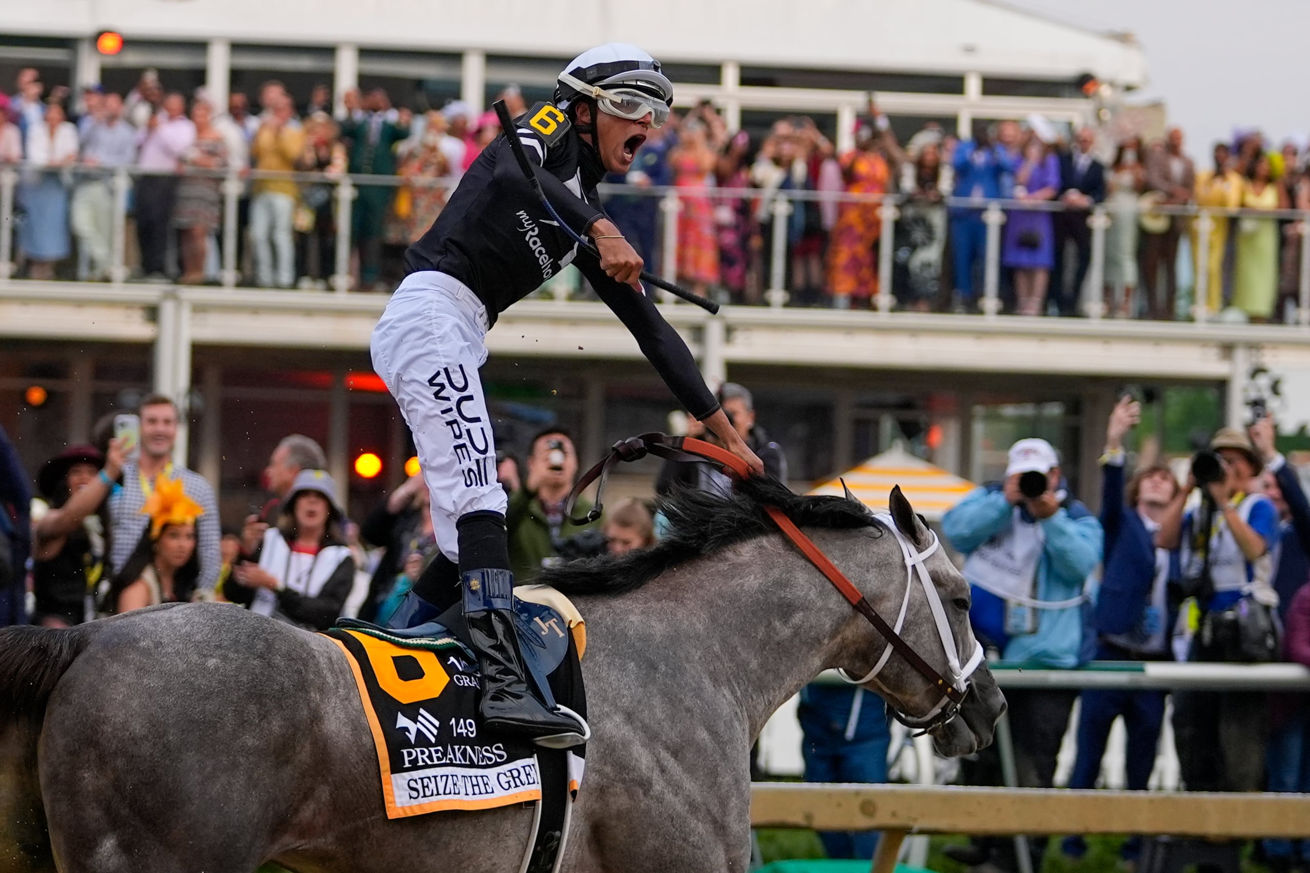 Jaime Torres, sobre Seize The Grey, reacciona después de ganar el Preakness Stakes.