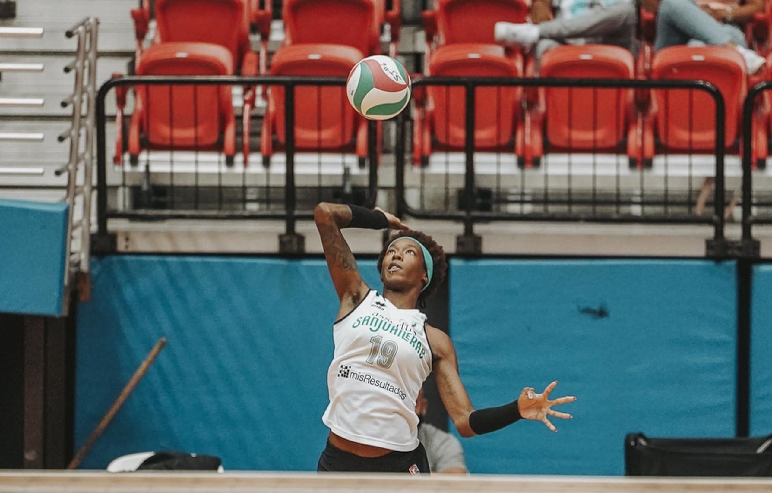 El agrio caso de Destinee Hooker sacó de las canchas por un año al apoderado Martínez y su franquicia.