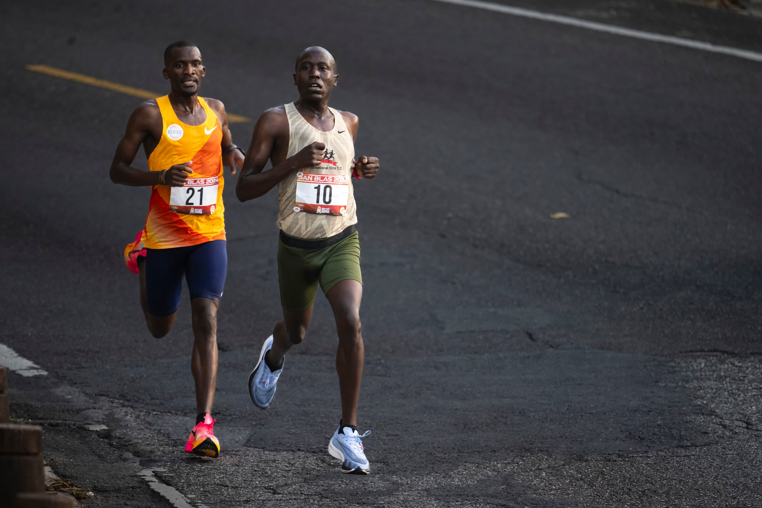 David Kiprotich Bett (10) ganó Coamo con un avance en la bajada luego de El Ajoguillo, el famoso sector de cuesta que ubica en el kilómetro 15 de la prueba a 21 kilómetros.