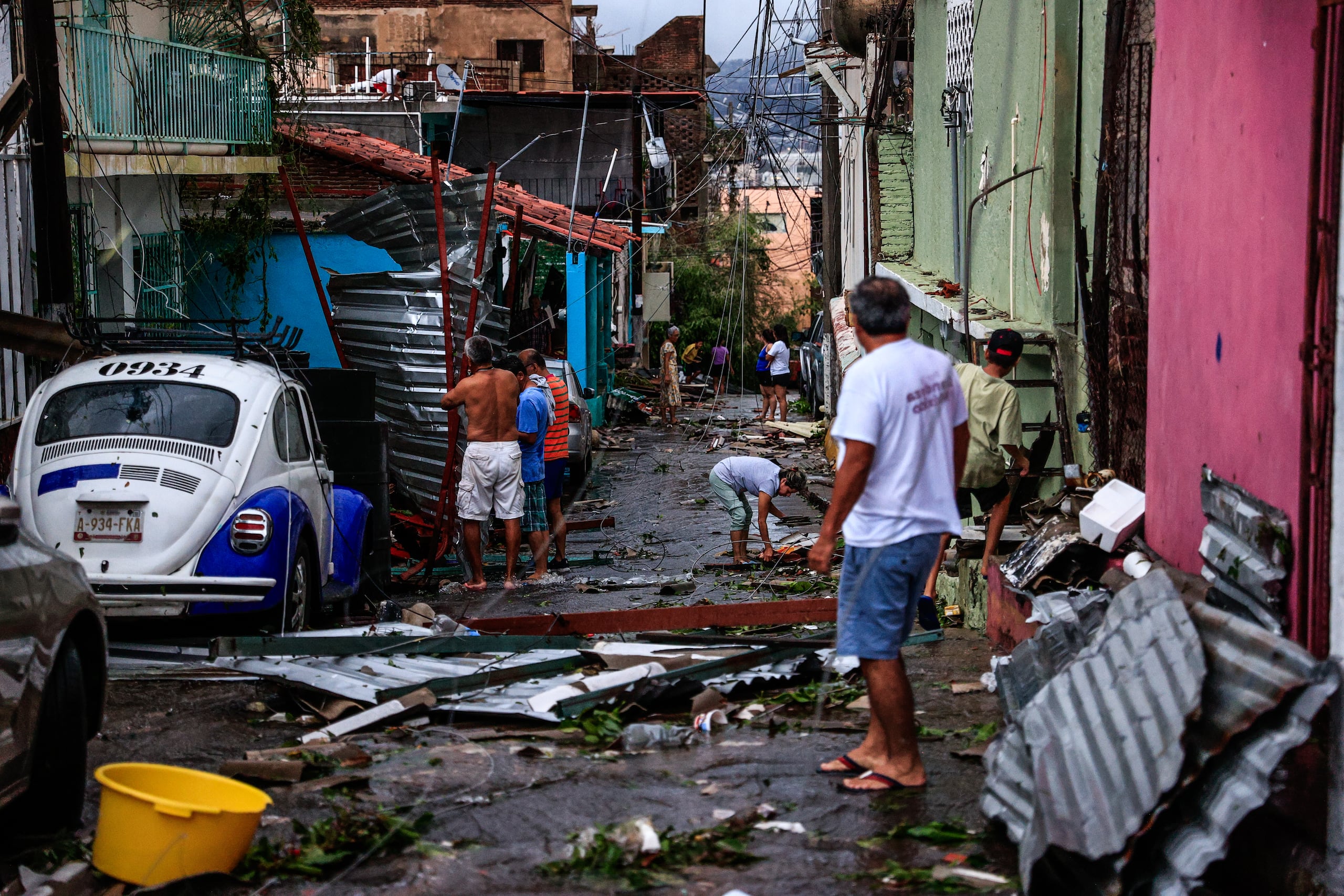MEX9392. ACAPULCO (MÉXICO), 26/10/2023.- Fotografía de una calle residencial afectada por el paso del huracán Otis, hoy, en el balneario de Acapulco, en el estado de Guerrero (México). El primer reporte de víctimas tras el paso del huracán Otis por la costa sur del estado de Guerrero da cuenta de 27 personas fallecidas y 4 desaparecidas. EFE/ David Guzmán