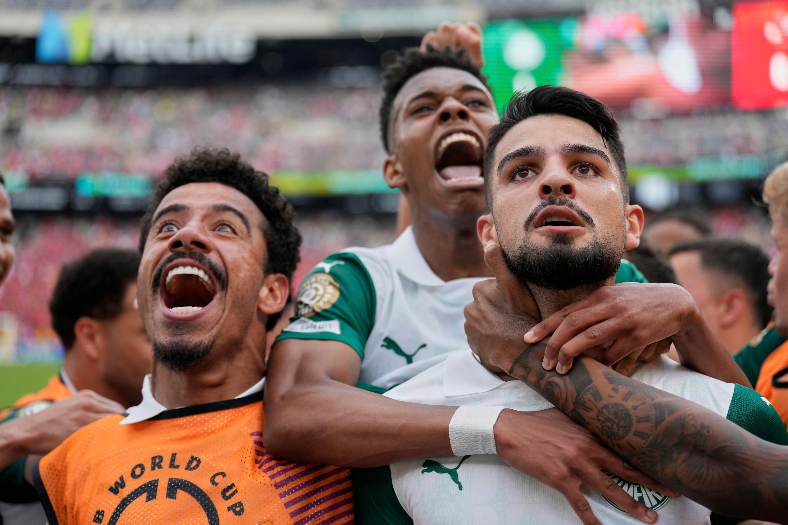 Los jugadores de Palmeiras abrazan a José Manuel López (derecha) en la victoria 2-0 ante Al Ahly en el Copa Mundial de Clubes, el jueves 19 de junio de 2025. (AP Foto/Seth Wenig)
