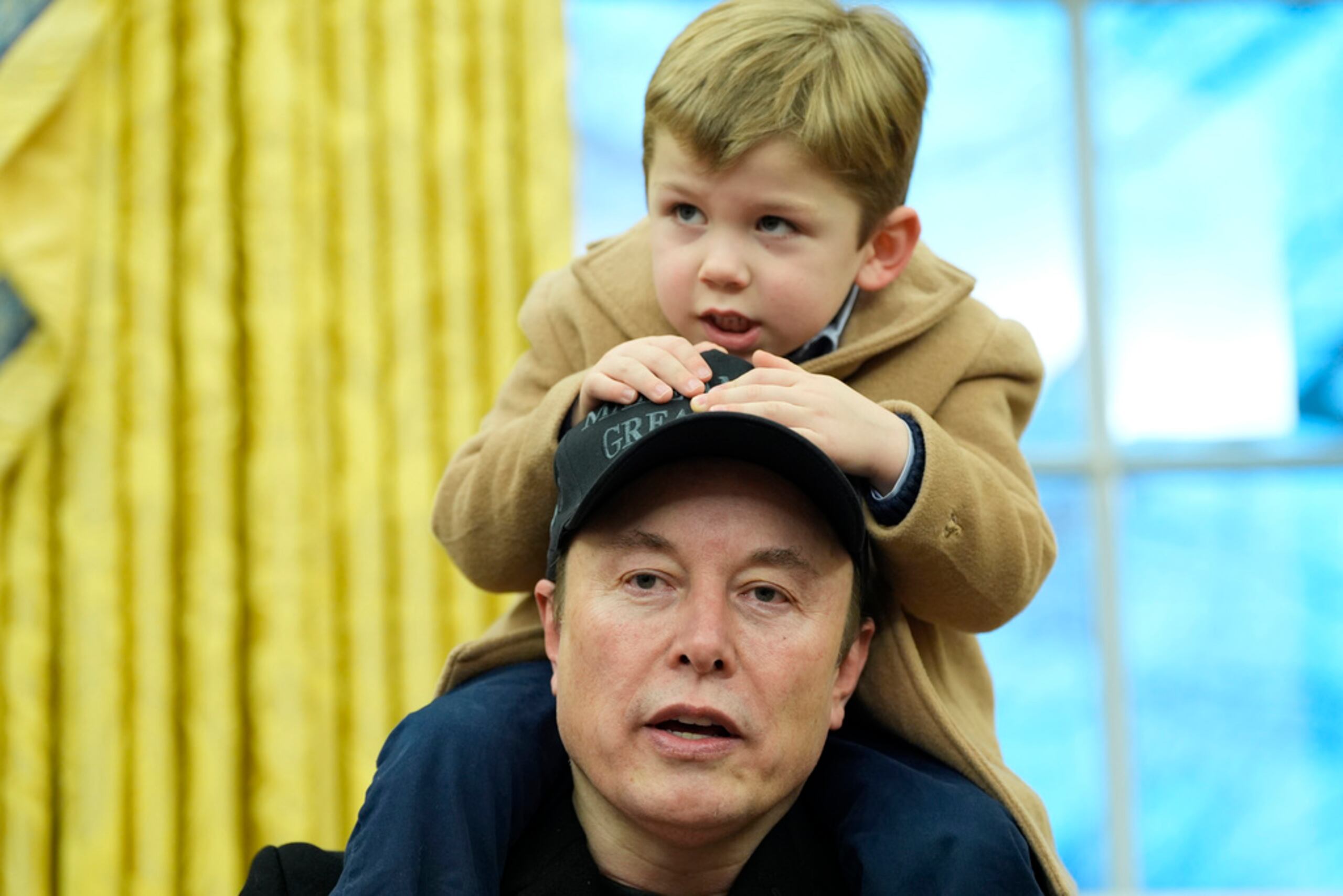 Elon Musk, acompañado de su hijo X Æ A-Xii, habla en la Oficina Oval de la Casa Blanca, el 11 de febrero de 2025, en Washington, durante un evento con el presidente Donald Trump.