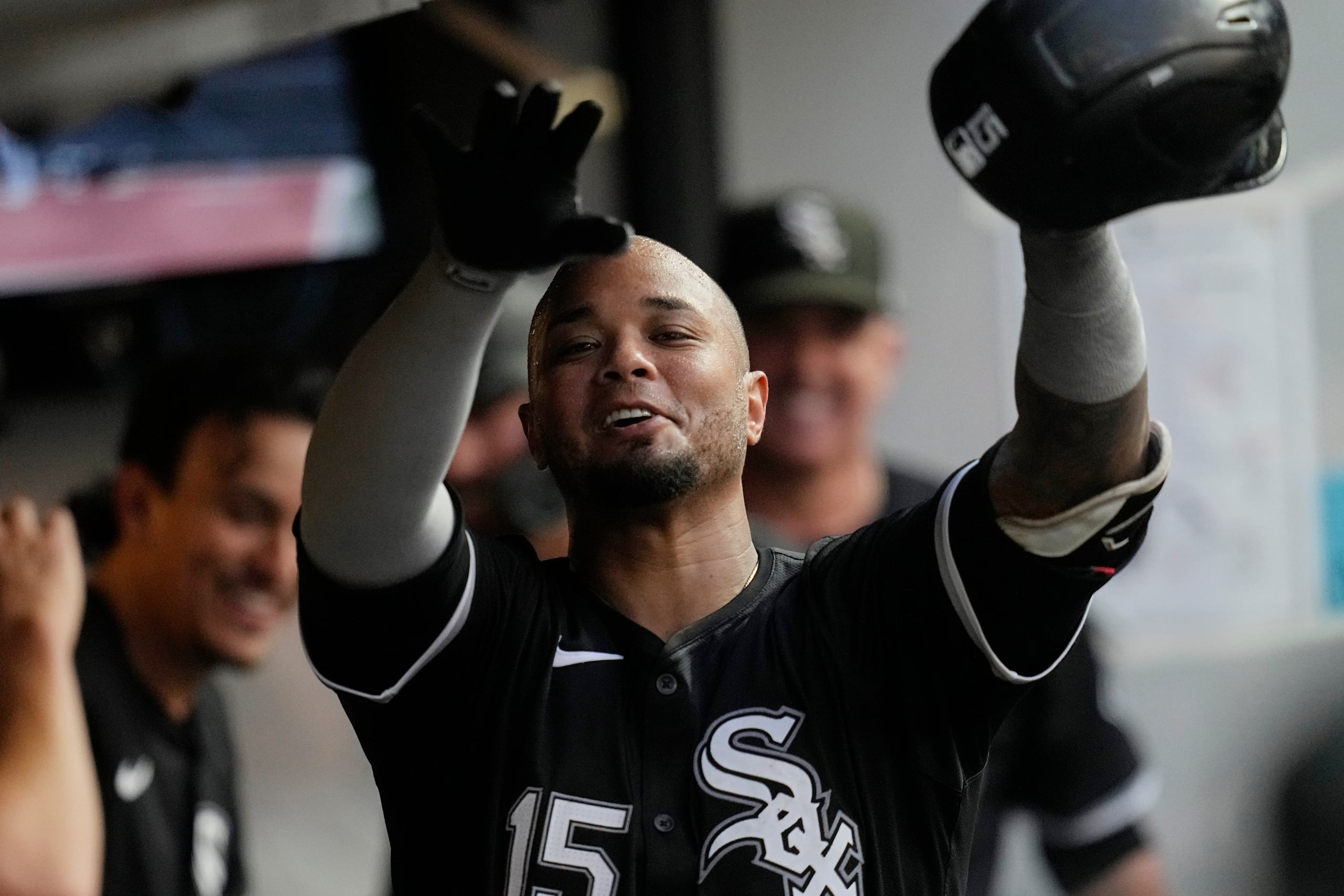 El puertorriqueño Martín Maldonado, de los White Sox de Chicago, festeja su jonrón en el juego del miércoles 3 de julio de 2024, ante los Guardians.