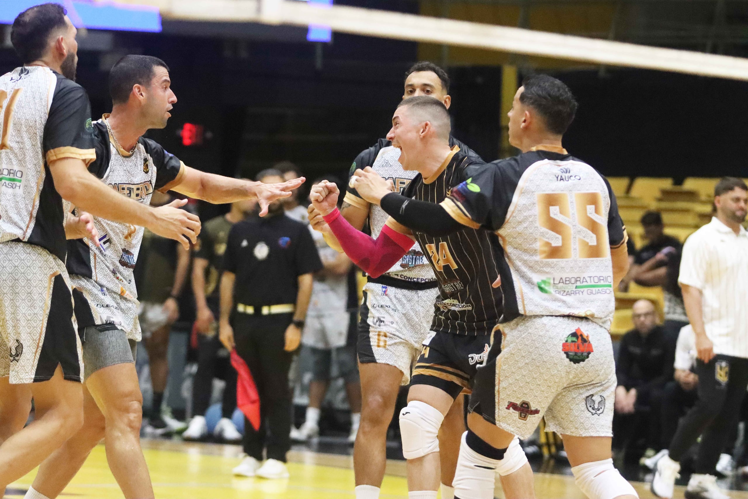 Los Cafeteros de Yauco celebran un importante punto en le disputado partido ante Corozal.