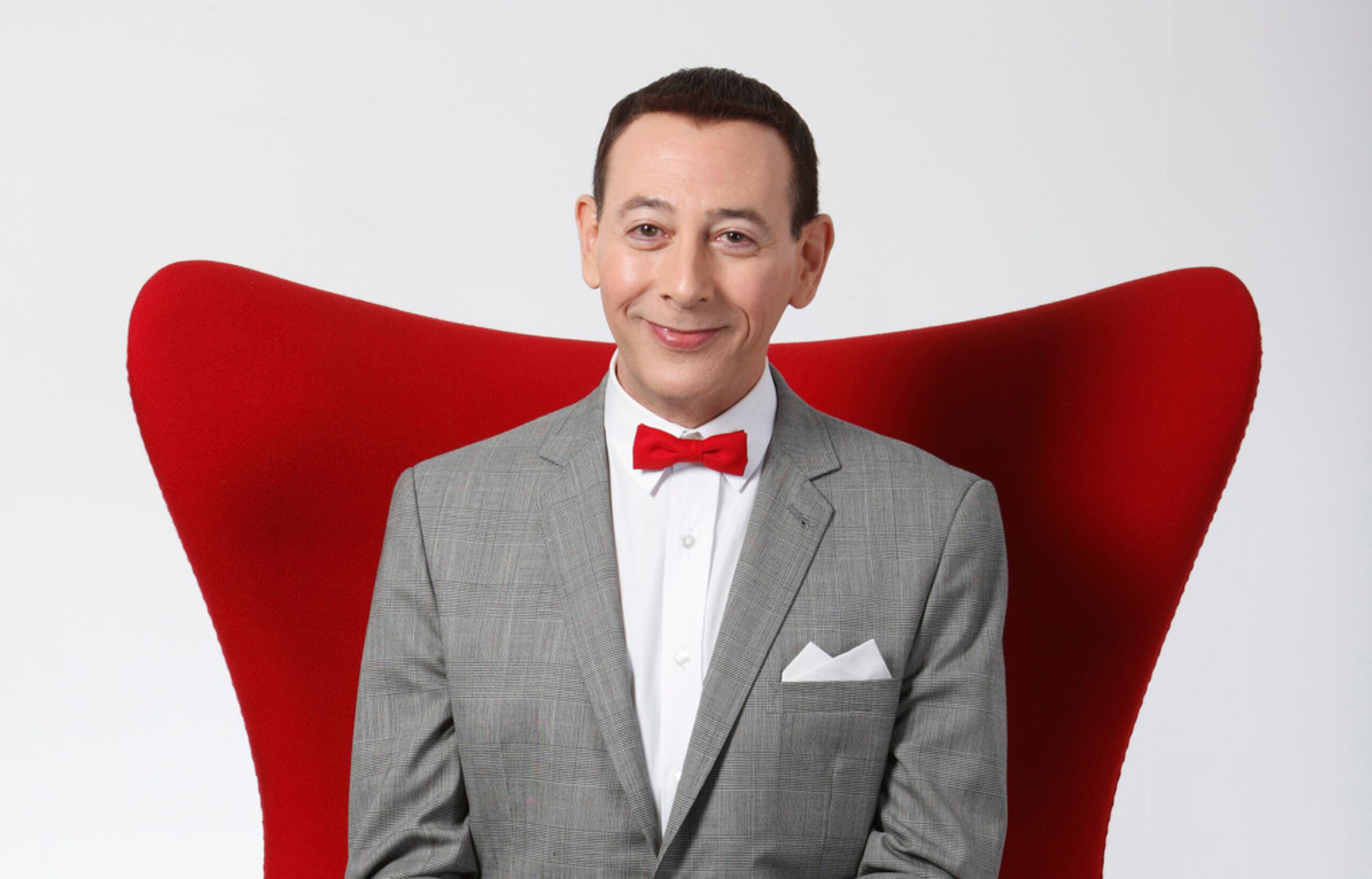 El actor Paul Reubens, interpretando a Pee-wee Herman, posa para un retrato mientras promociona la obra de teatro en vivo "The Pee-wee Herman Show", el 7 de diciembre de 2009 en Los Ángeles.