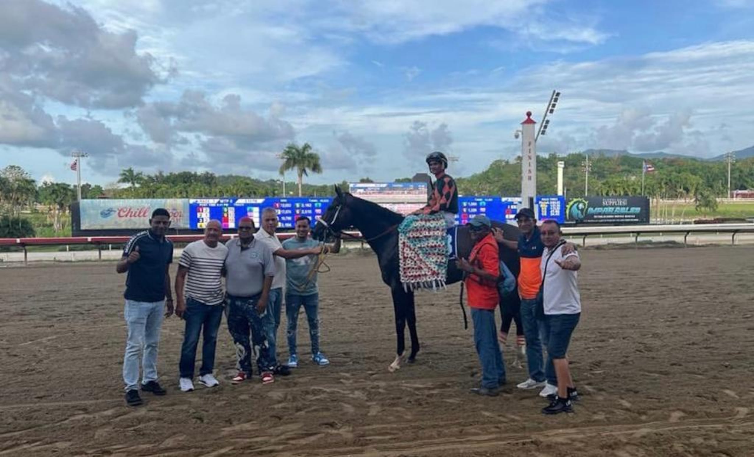 Este es Jesus' Team junto a su equipo de trabajo y su jinete Javier Santiago luego de ganar el domingo el clásico José Celso Barbosa en Camarero.