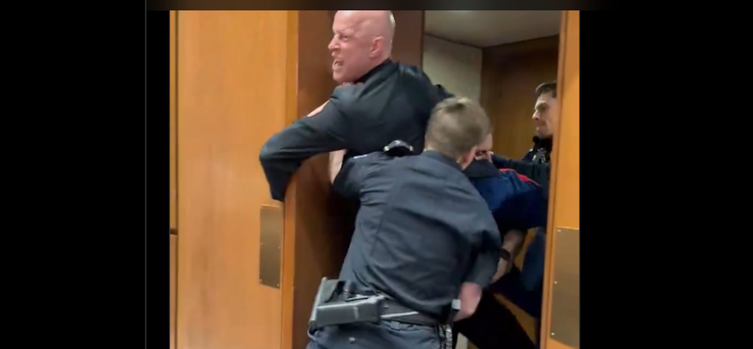 Trifulca en el Senado federal por manifestante contra la guerra