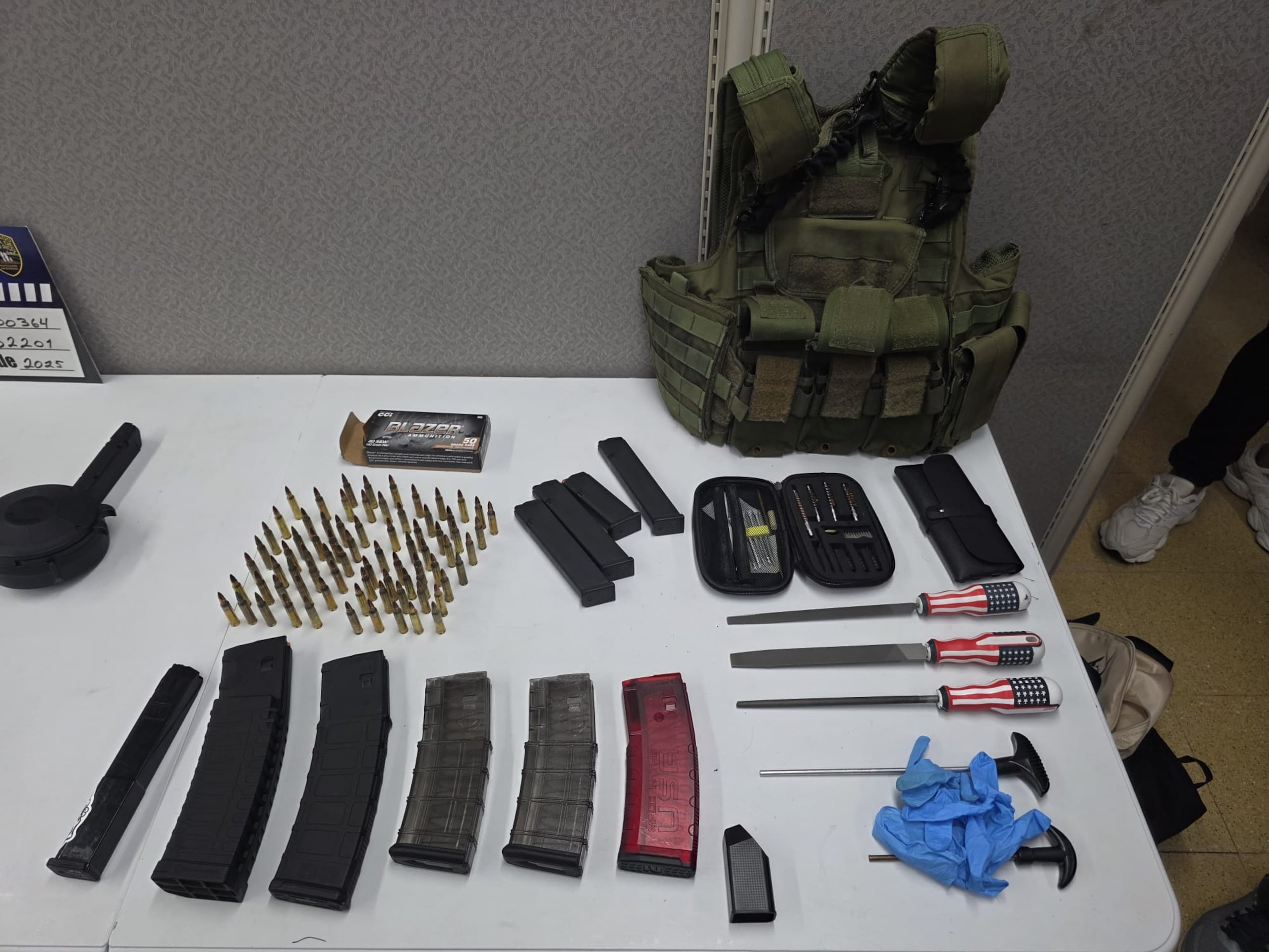 Cargadores, armas ilegales, aditamentos para alterar armas; culatas; drogas y un chaleco antibalas ocupados durante un allanamiento en Caguas.