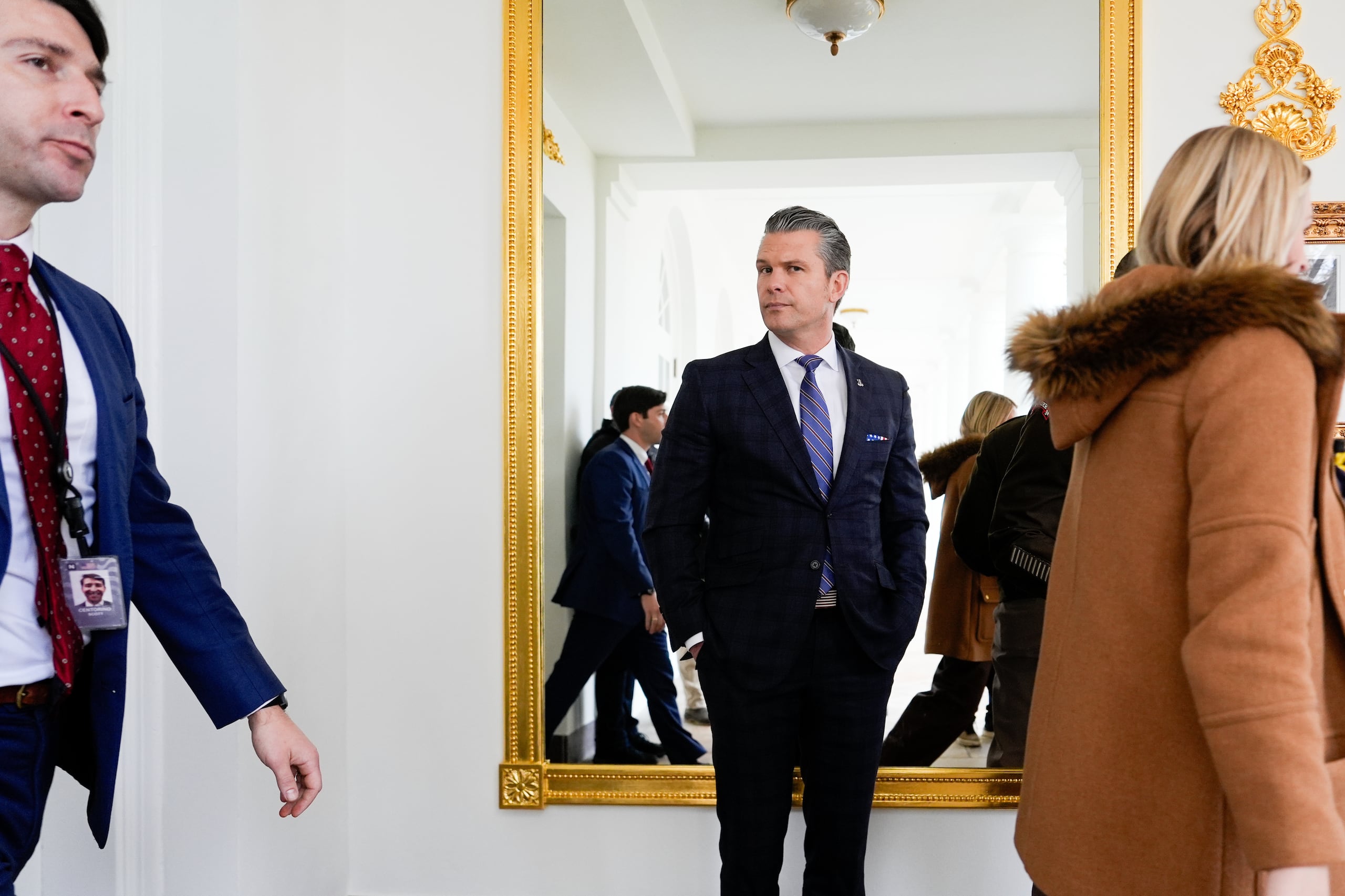 El secretario de Defensa de EEUU, Pete Hegseth, llega a la ceremonia de indulto del pavo en la Casa Blanca, en Washington, el martes 25 de noviembre de 2025. (AP Foto/Julia Demaree Nikhinson)