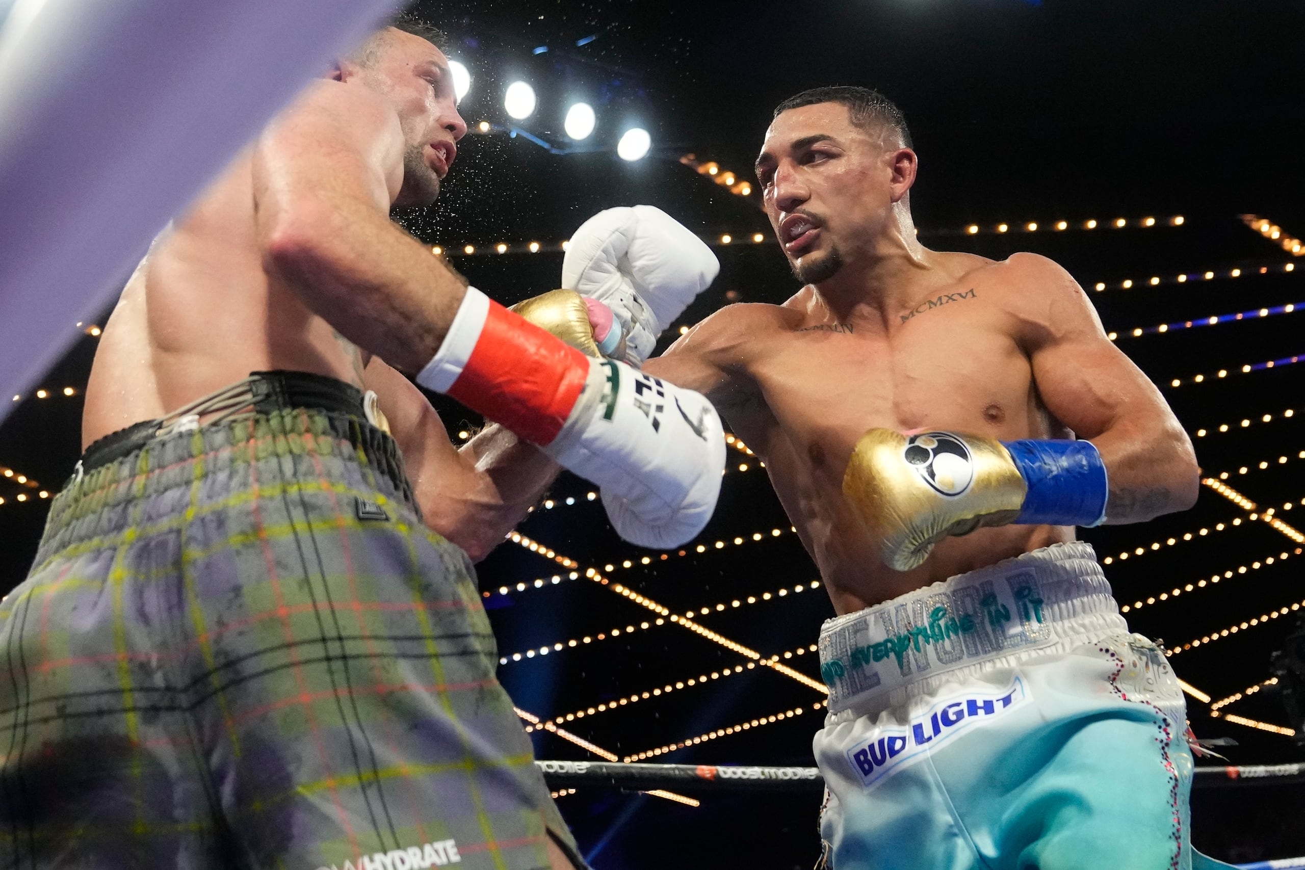 Teófimo López (derecha) lanza un golpe contra el escocés Josh Taylor en su contienda por el cetro de los welter junior, el sábado 10 de junio de 2023, en Nueva York (AP Foto/Frank Franklin II)
