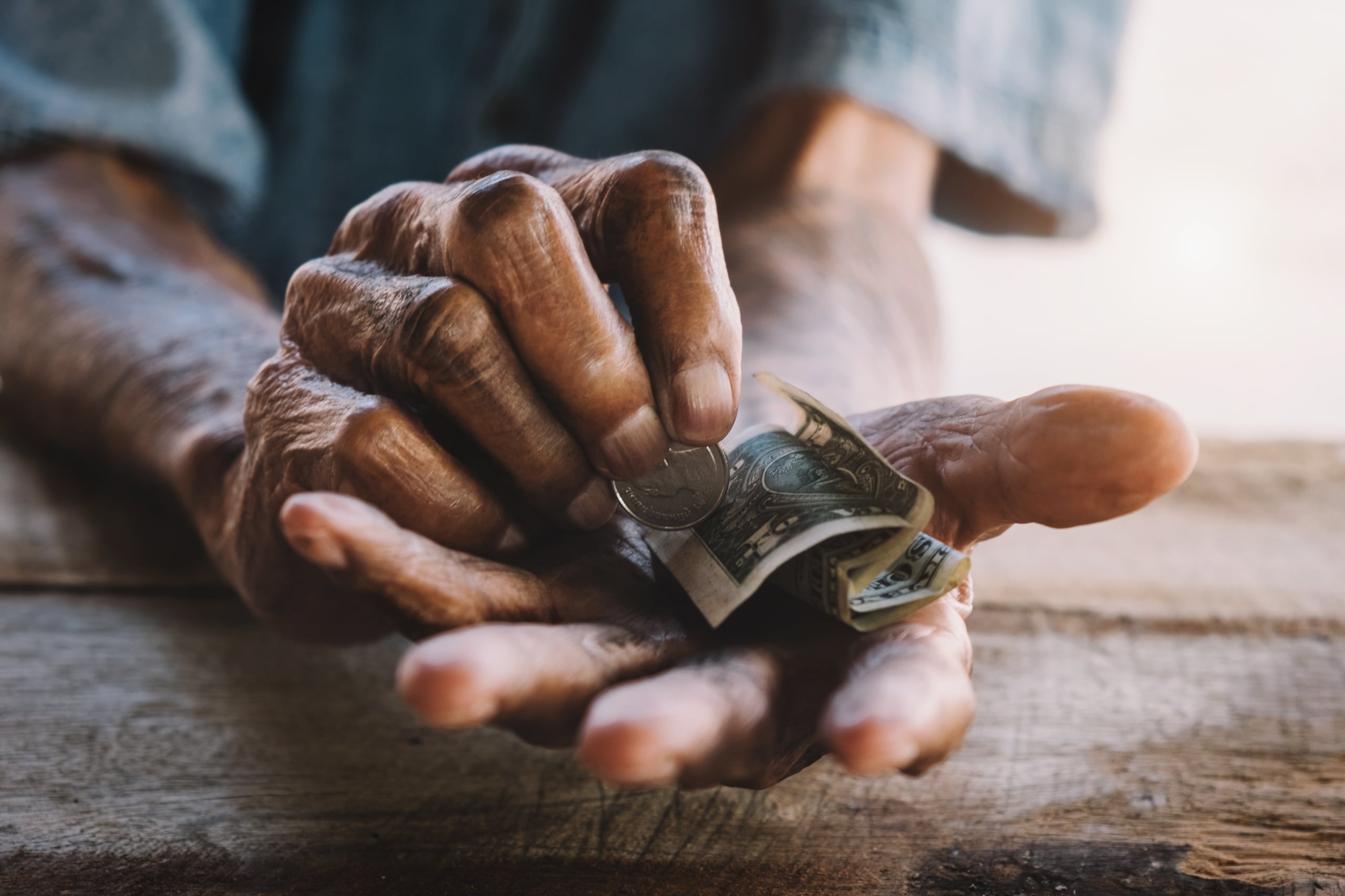 Shutterstock
El ajuste por aumento en el costo de vida sigue siendo objeto de críticas, pues expertos consideran que su impacto no va a la par con el alza inflacionaria en los bolsillos de los adultos mayores.