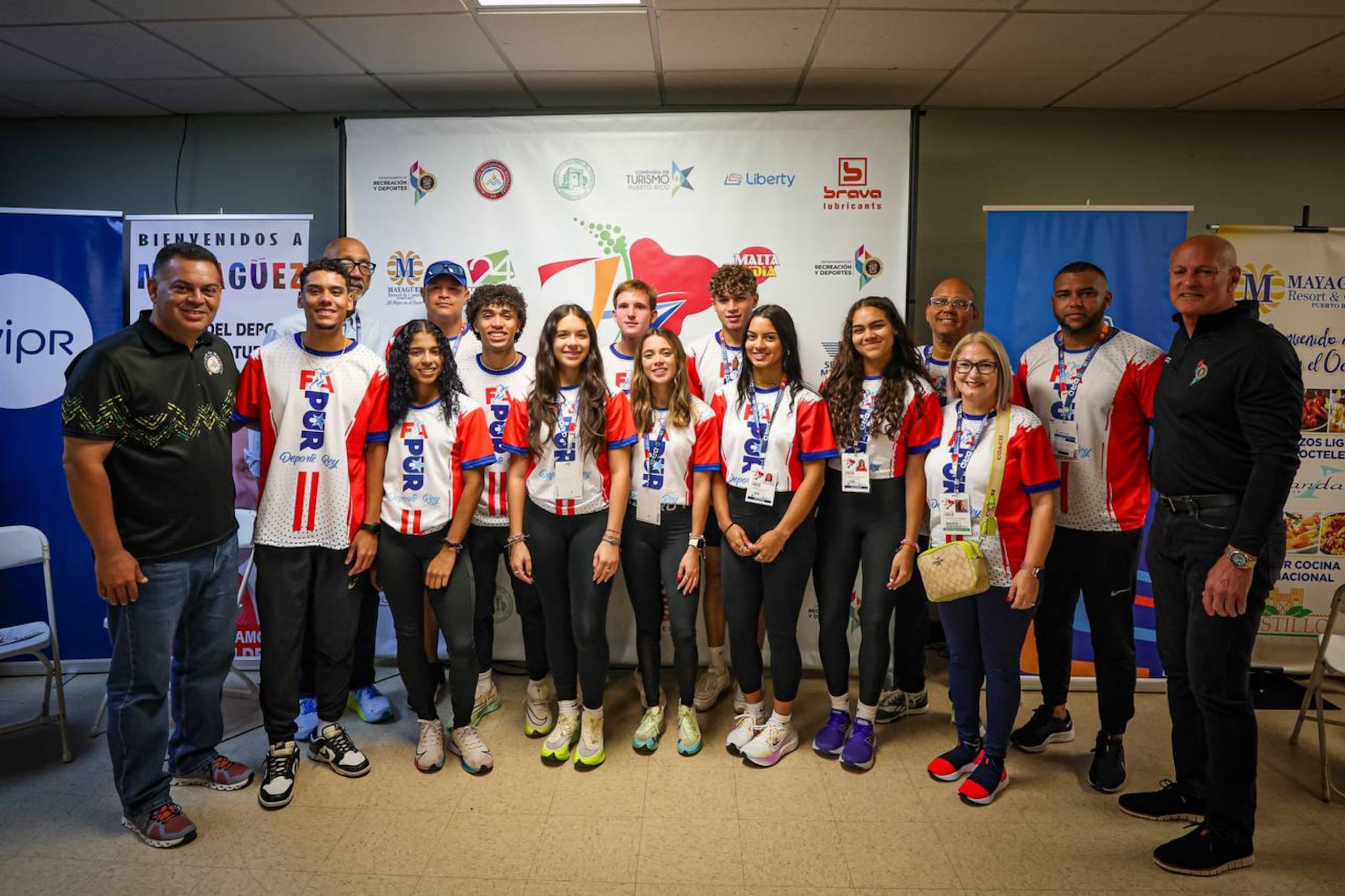 Parte de los atletas que competirán en el campeonato posan para una foto.