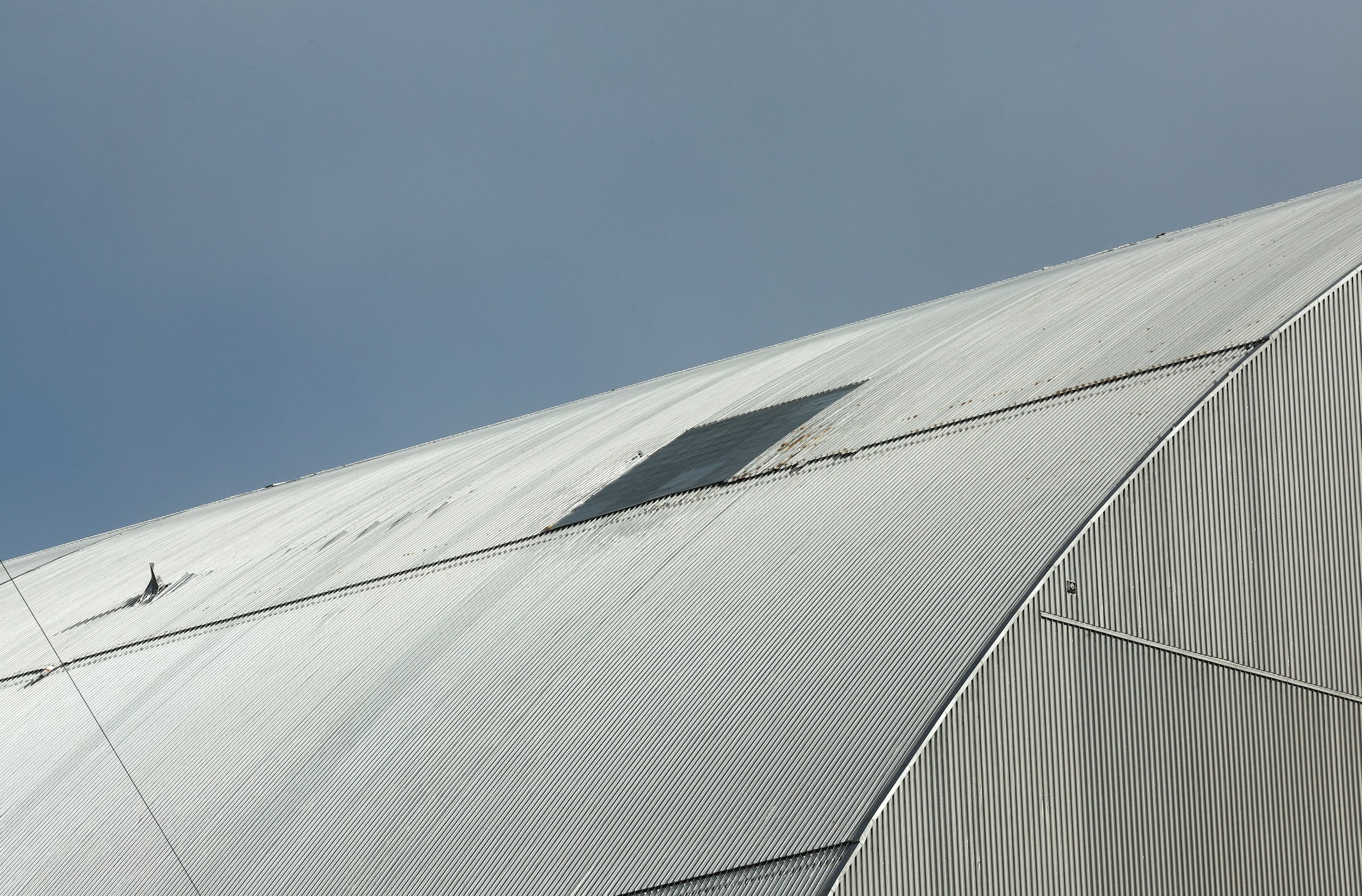 Detalle de un área reparada del nuevo sarcófago en torno al reactor 4 de Chernóbil, Ucrania. (EFE/EPA/SERGEY DOLZHENKO)