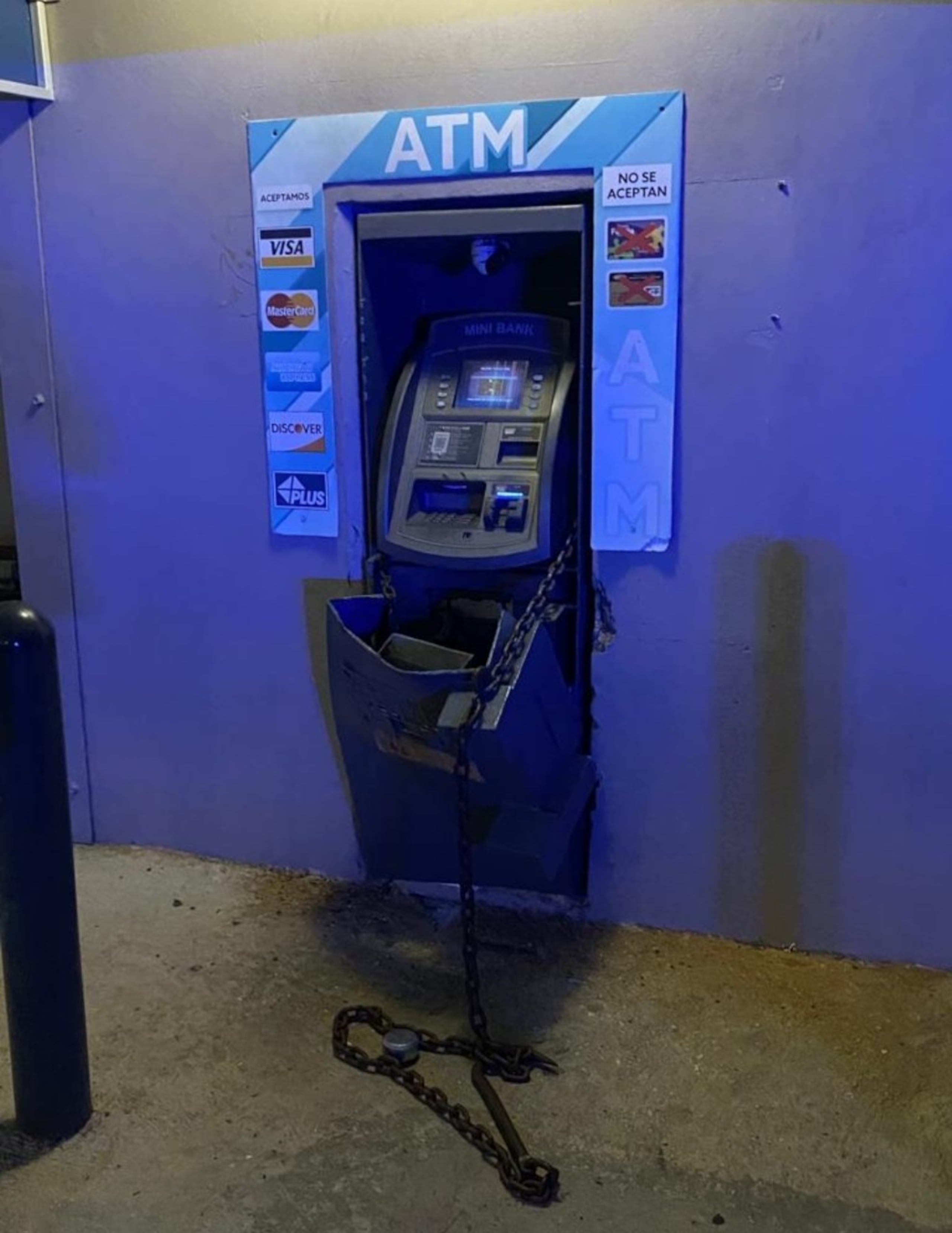 Imagen de archivo de una ATM vandalizada.