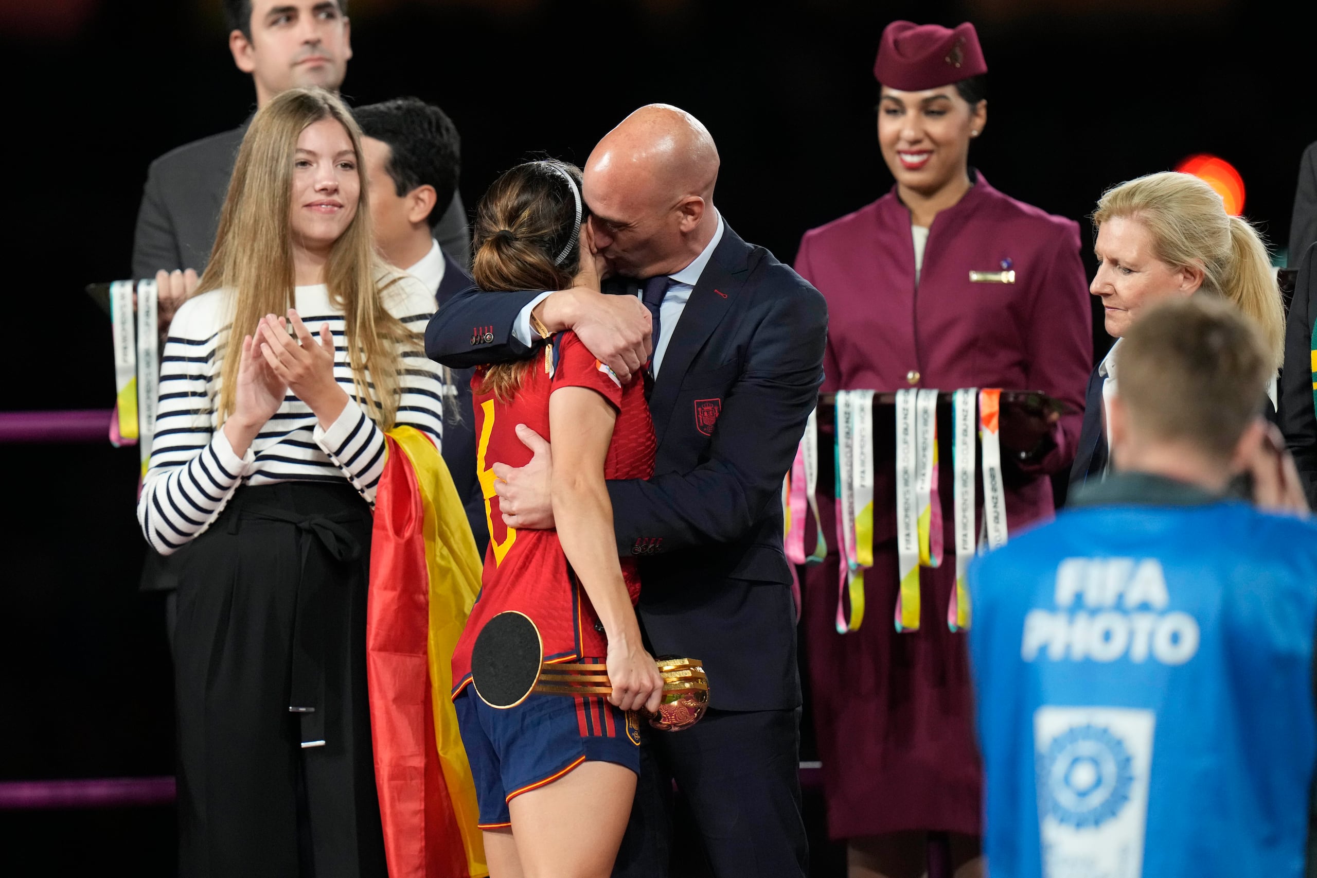 El presidente de la Federación Española de Fútbol, Luis Rubiales, a la derecha, agarra a la jugadora Aitana Bonmati en el podio tras la victoria de España en la final de la Copa Mundial Femenina de fútbol contra Inglaterra en el Estadio Australia en Sydney, Australia, el domingo 20 de agosto de 2023.