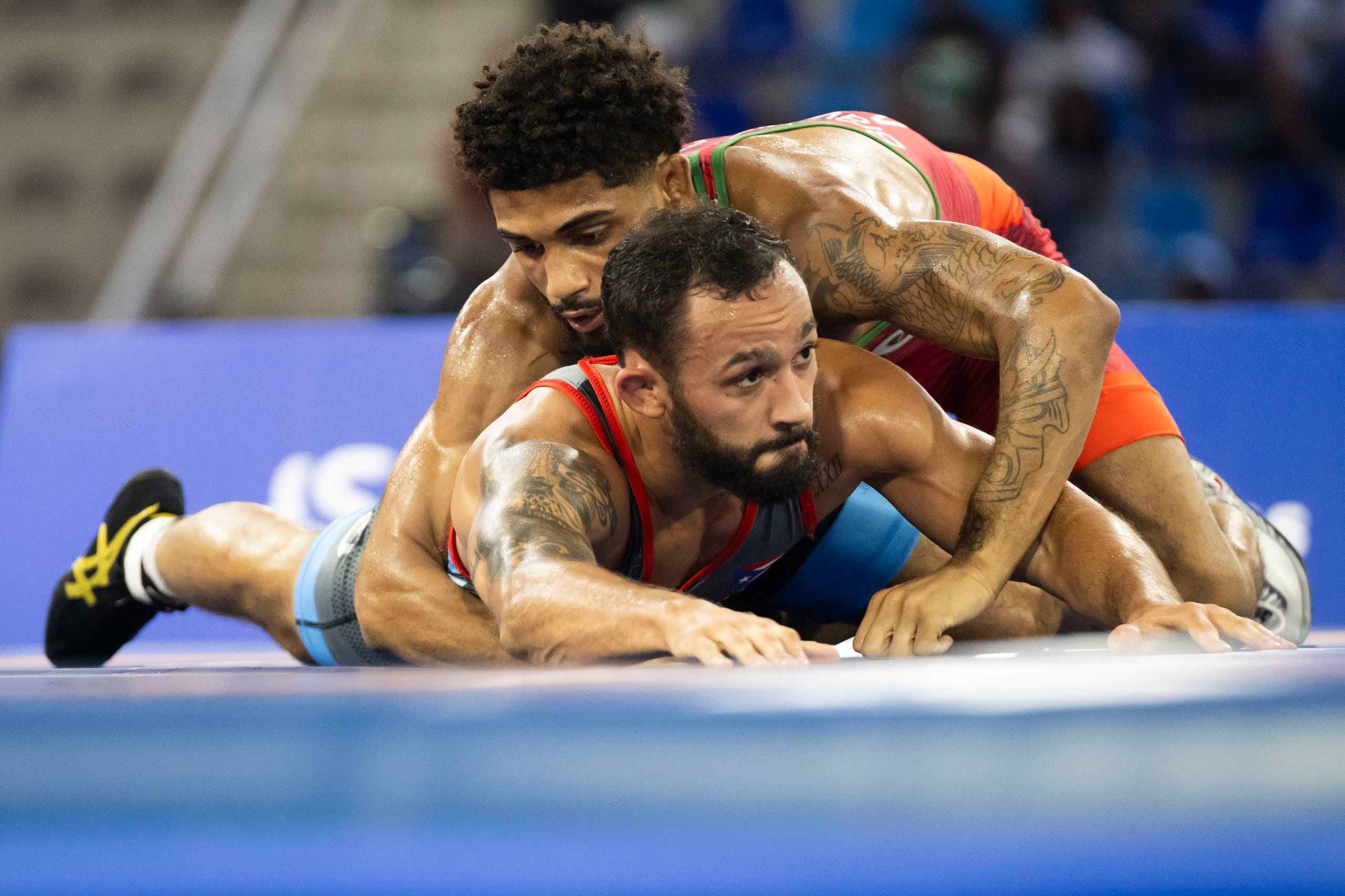 Darian Cruz, en esta foto bajo dominio del mexicano Román Bravo, logró una medalla de plata.