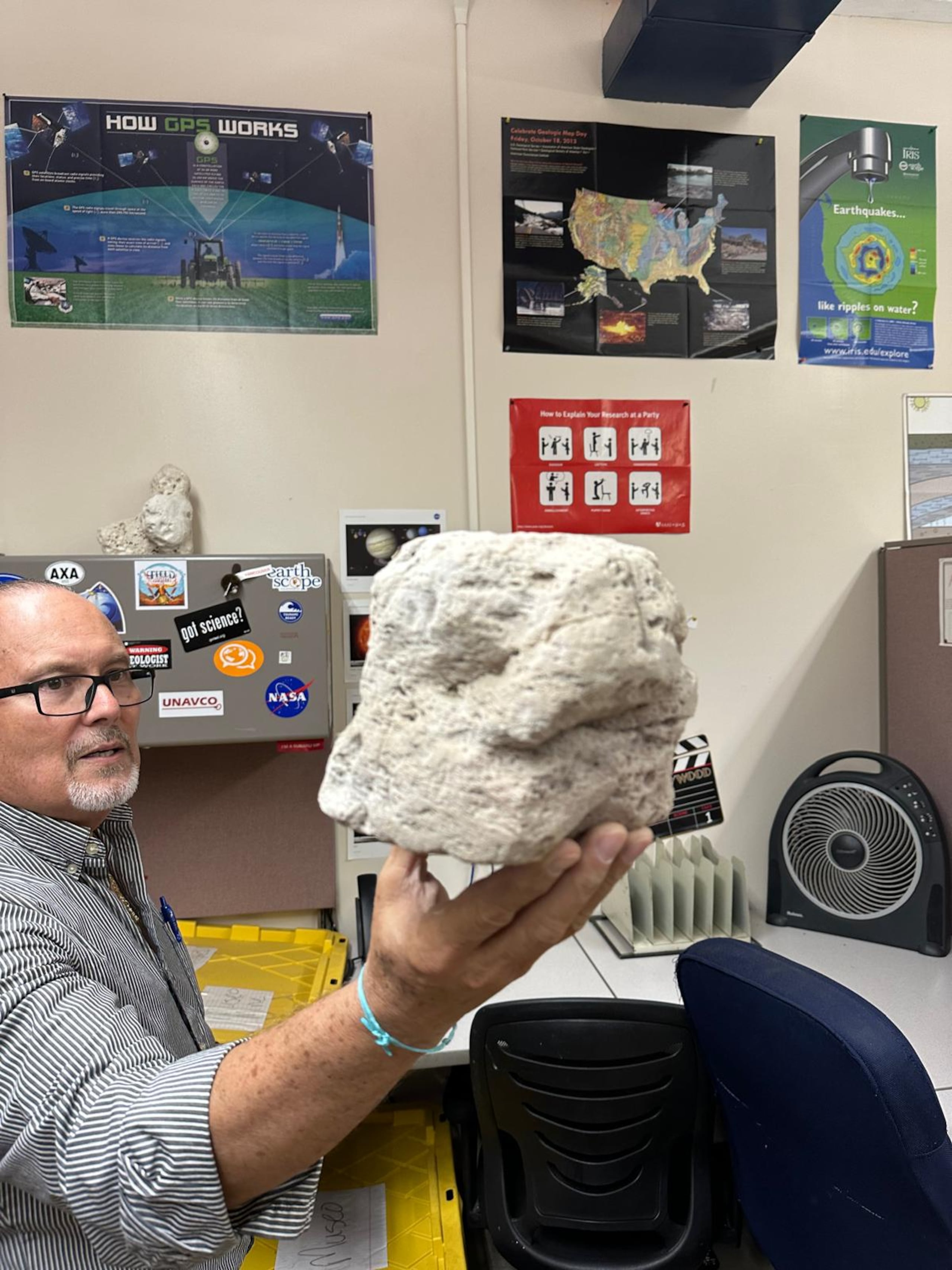 Dr. Hernán Santos, del departamento de Geología de la UPR en Mayagüez.