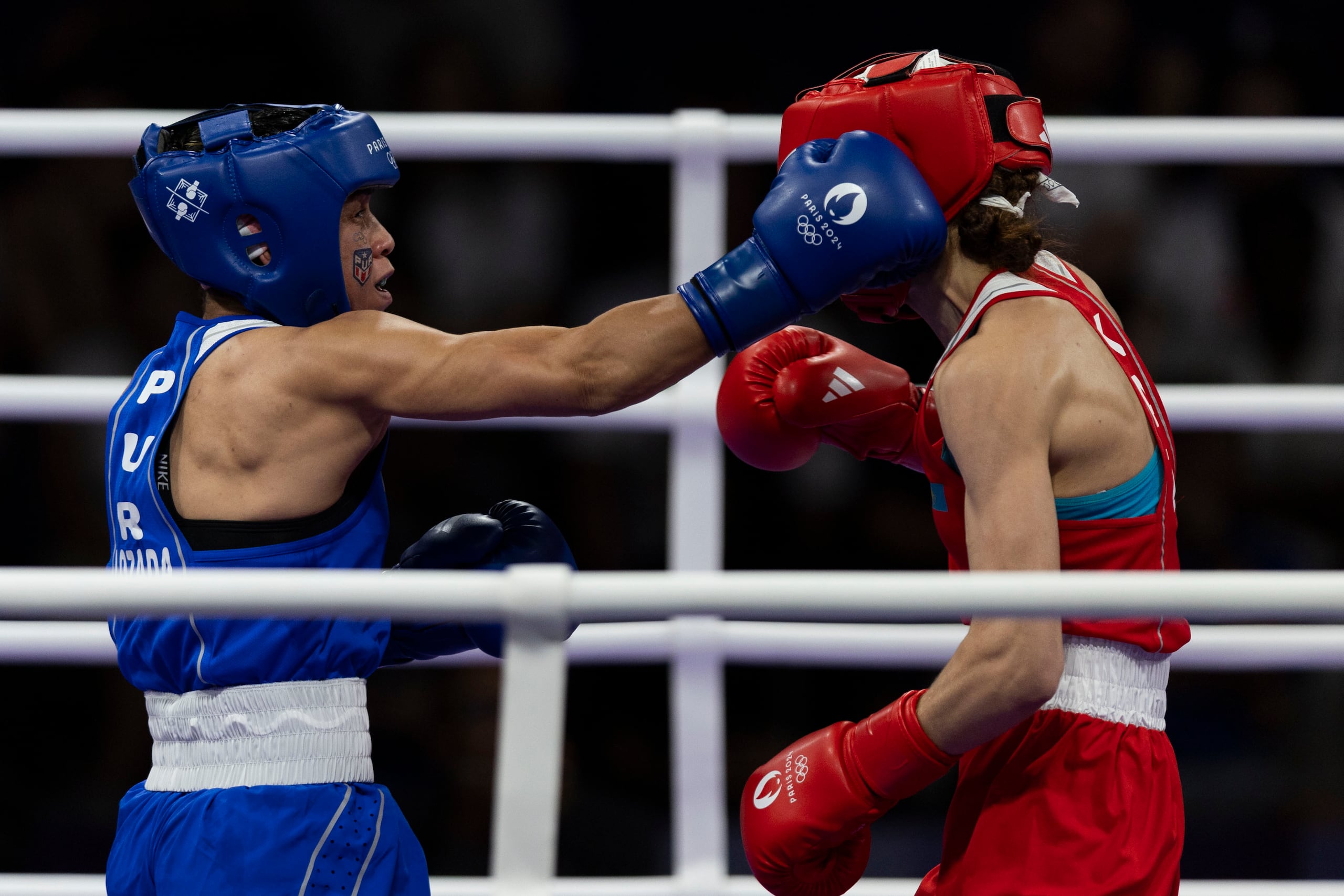 El boxeo ha tomado la decisión de abandonar la IBA toda vez que este organismo ha sido expulsado del movimiento olímpico. En la foto, Ashleyann Lozada durante su combate ante la kazaja Karina Ibragimova (rojo) en los Juegos Olímpicos de París 2024.