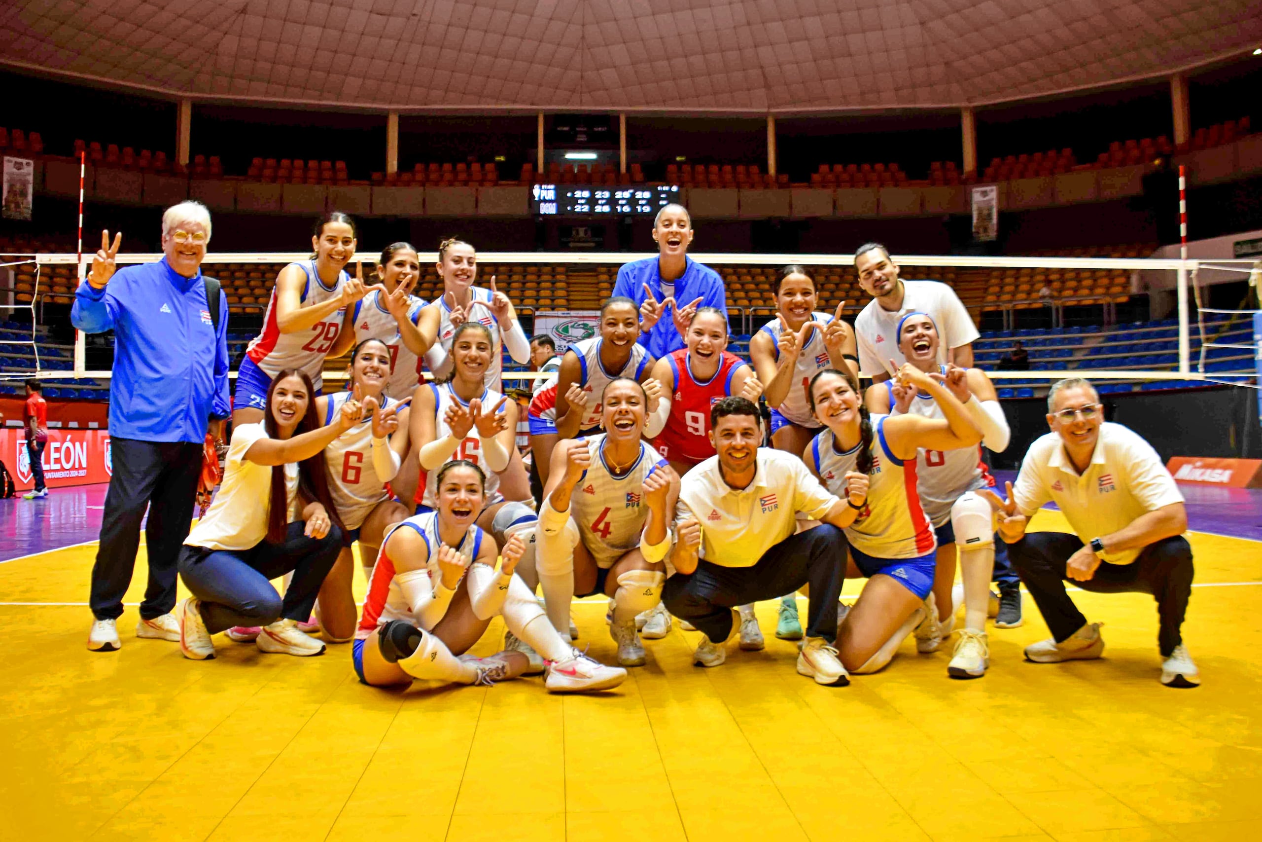 La Selección Nacional de Voleibol boricua posa tras la victoria.