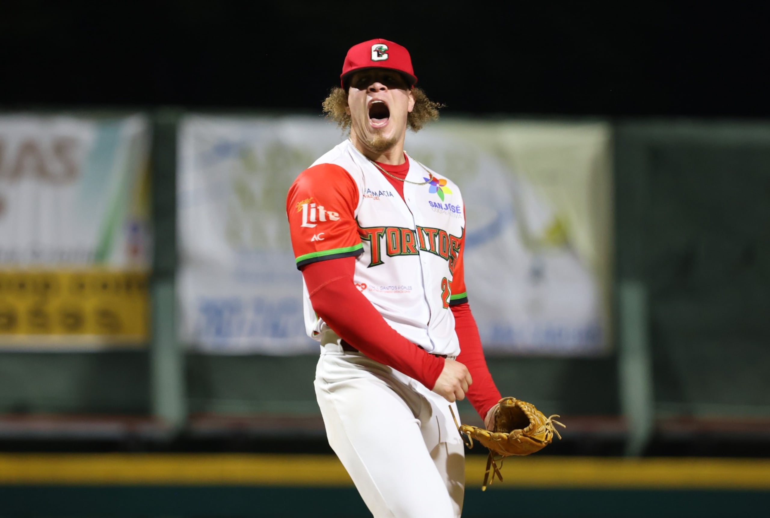 Yadier Cruz, de los Toritos, celebra su dominio en la loma. (Doble A / Aldwin Santiago)