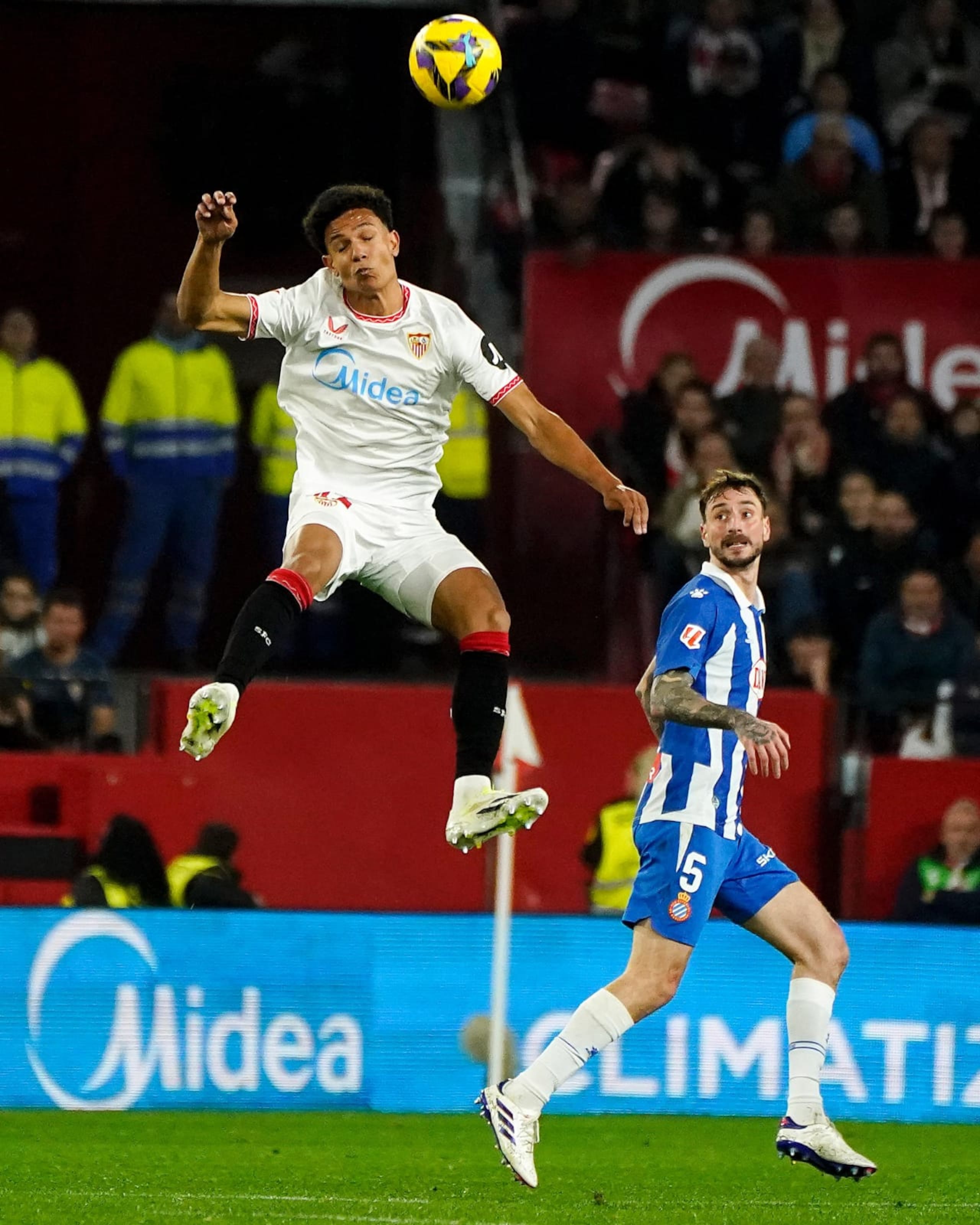 Leandro Antonetti se eleva en esta jugada para cabecear una pelota. Evidencia que heredó el bote que tenía su padre, el exjugador nacional de voleibol Ossie Antonetti. (Sevilla FC)