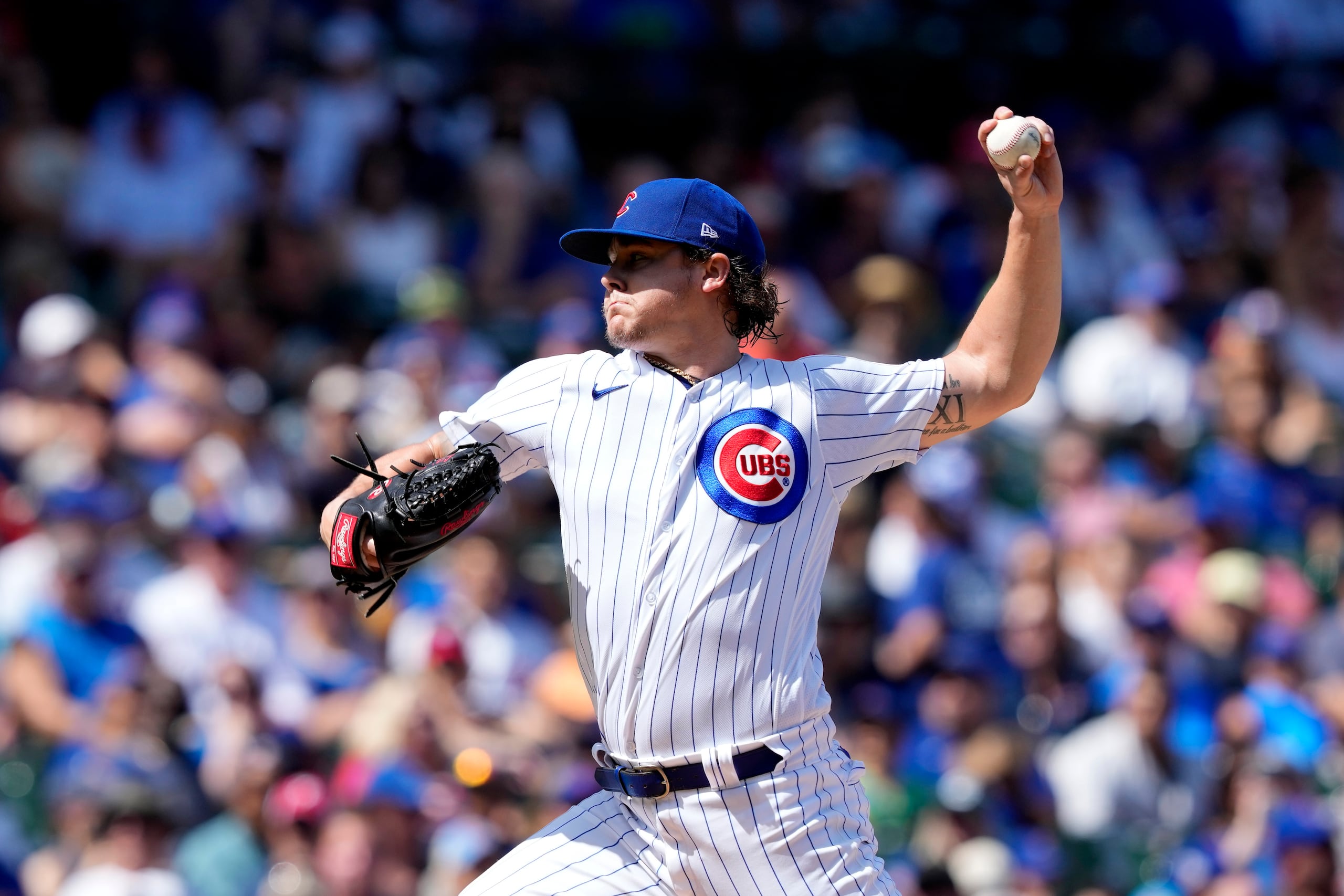 El pitcher de los Cubs de Chicago, Justin Steele, lanza ante los Giants de San Francisco, el lunes, 4 de septiembre de 2023, en Chicago.