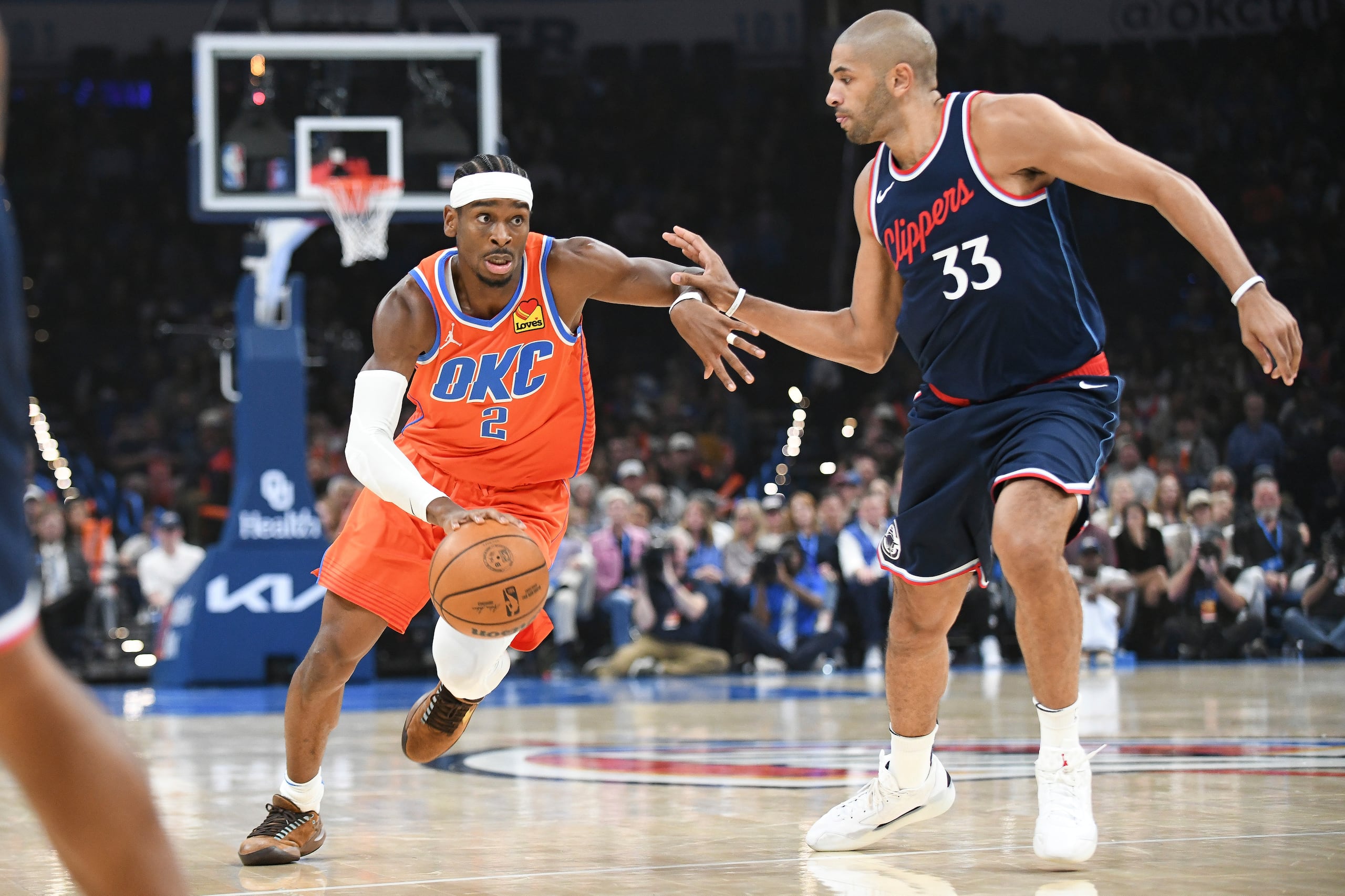El base del Thunder de Oklahoma City Shai Gilgeous-Alexander avanza con el balón hacia la canasta frente a los Clippers de Los Ángeles el lunes 11 de noviembre del 2024.. (AP Foto/Kyle Phillips)