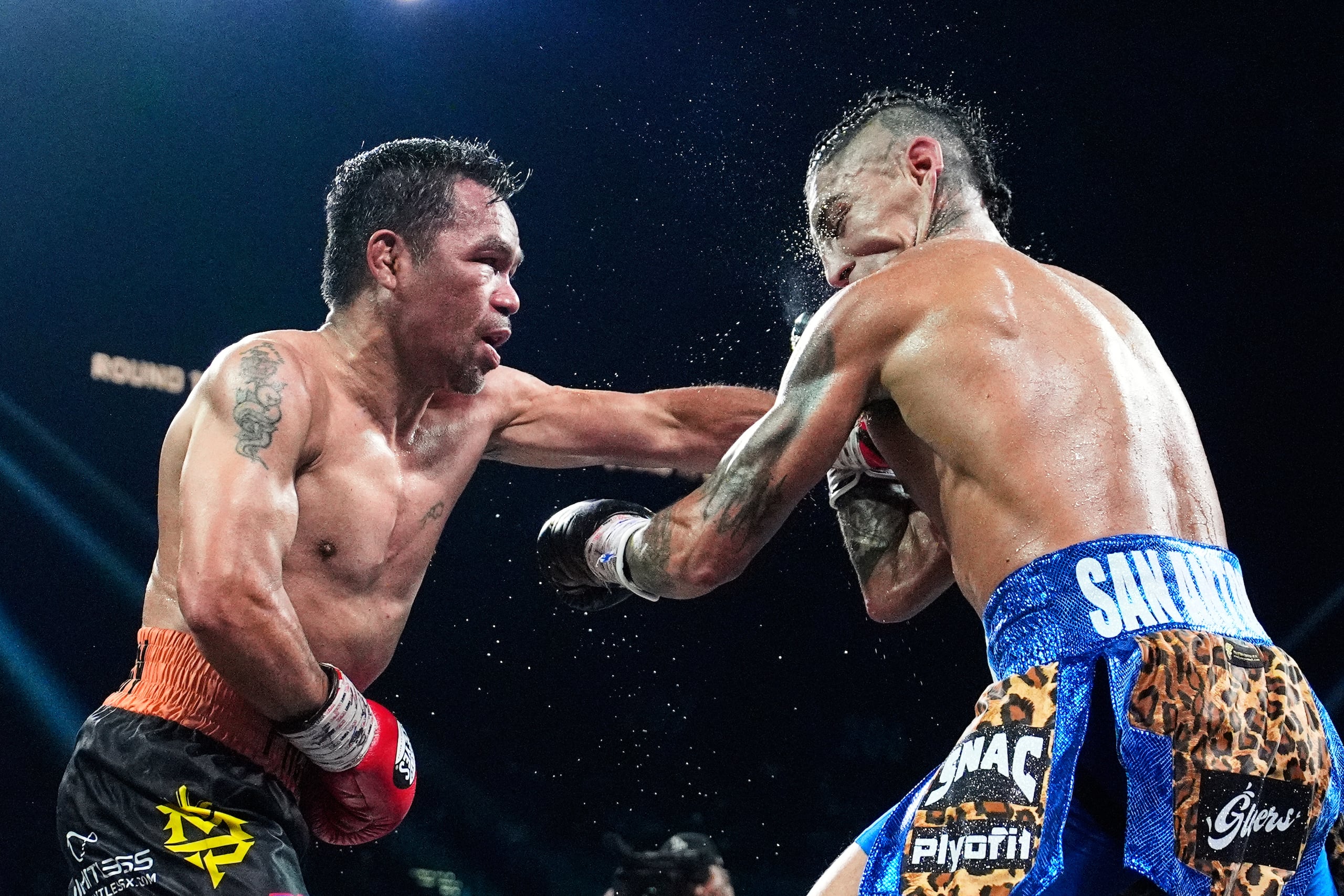 El filipino Manny Pacquiao lanza una izquierda contra el mexico-estadounidense Mario Barrios en su combate del sábado por el cetro welter, del CMB. (AP Foto/John Locher)