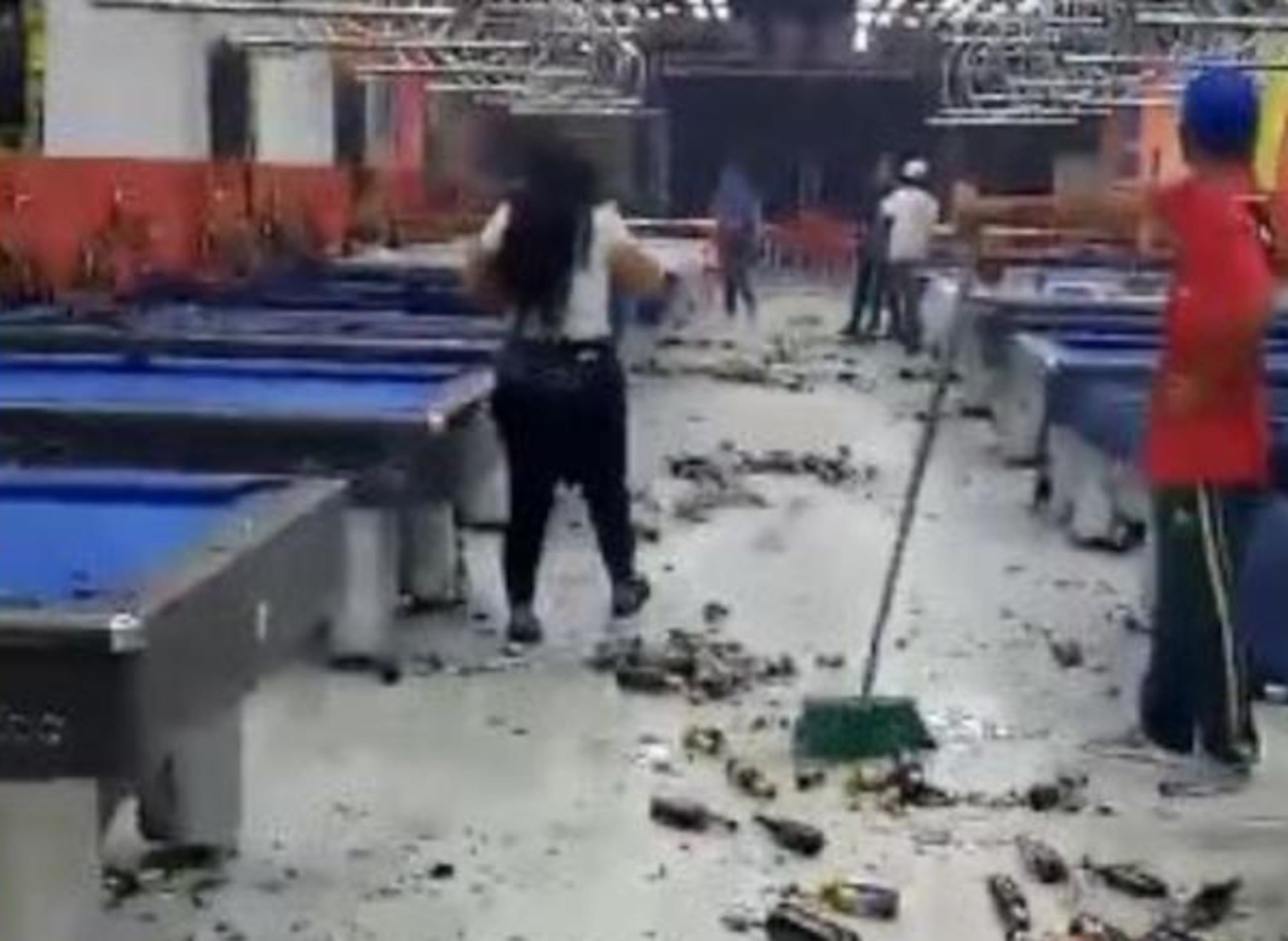 Tras finalizar el enfrentamiento, en el piso del establecimiento quedaron manchas de sangre y la acumulación de envases.