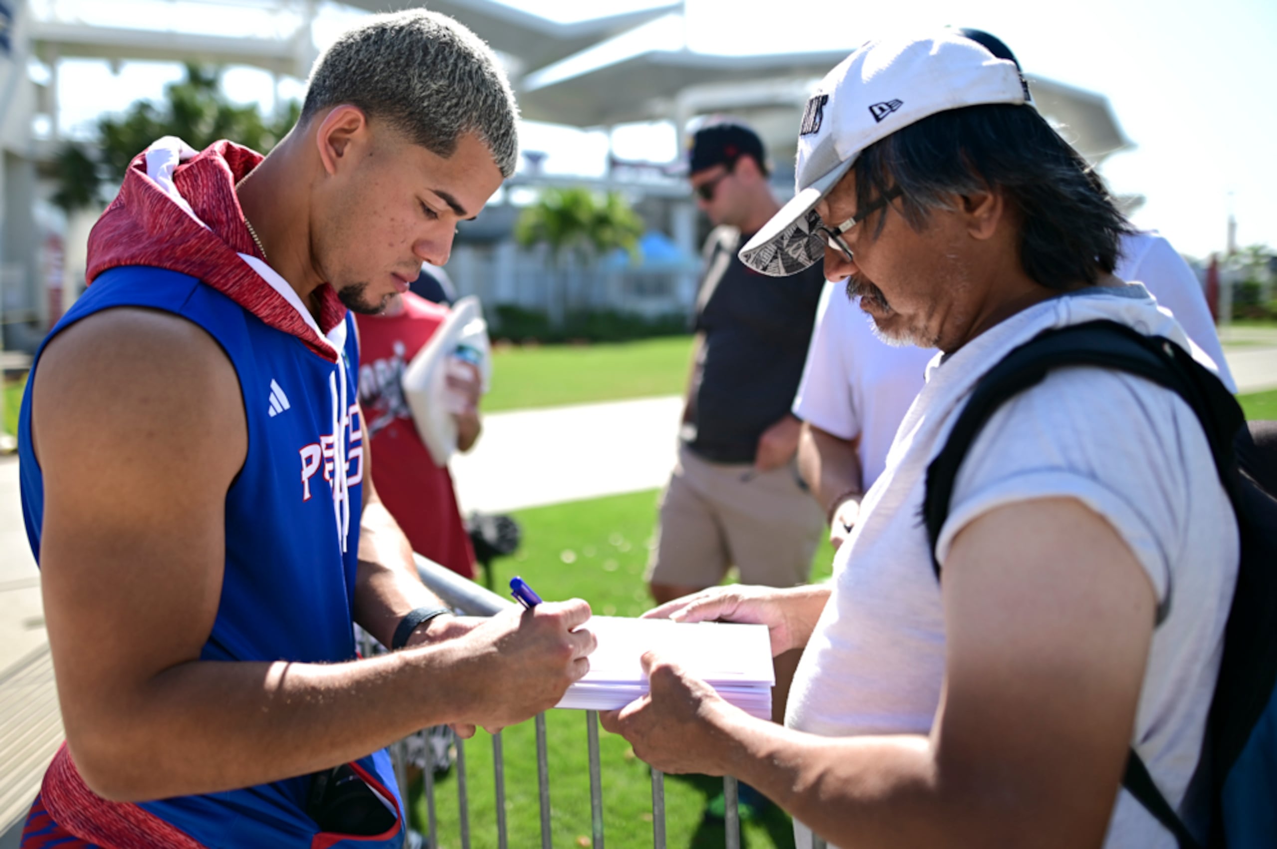 José Berríos firmando autógrafos de cara a la celebración del Clásico Mundial de Béisbol 2023.