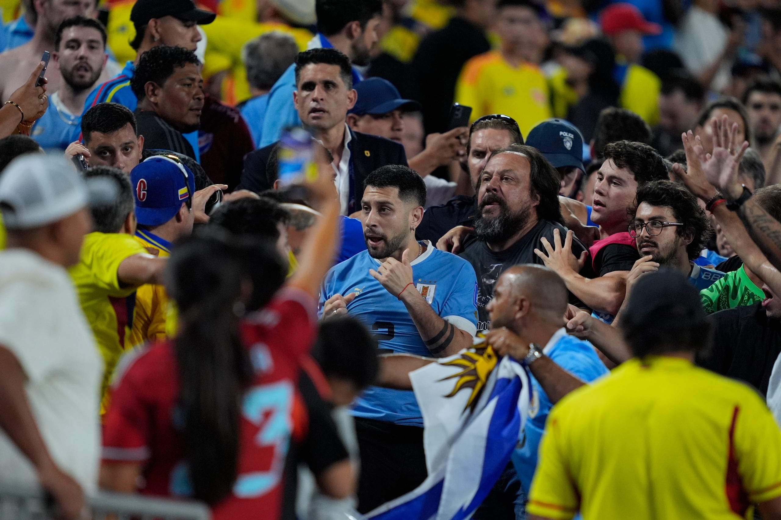 Los jugadores de Uruguay increpan a aficionados al término de la semifinal contra Colombia en la Copa América, el miércoles 10 de julio de 2024, en Charlotte. (AP Foto/Julia Nikhinson)
