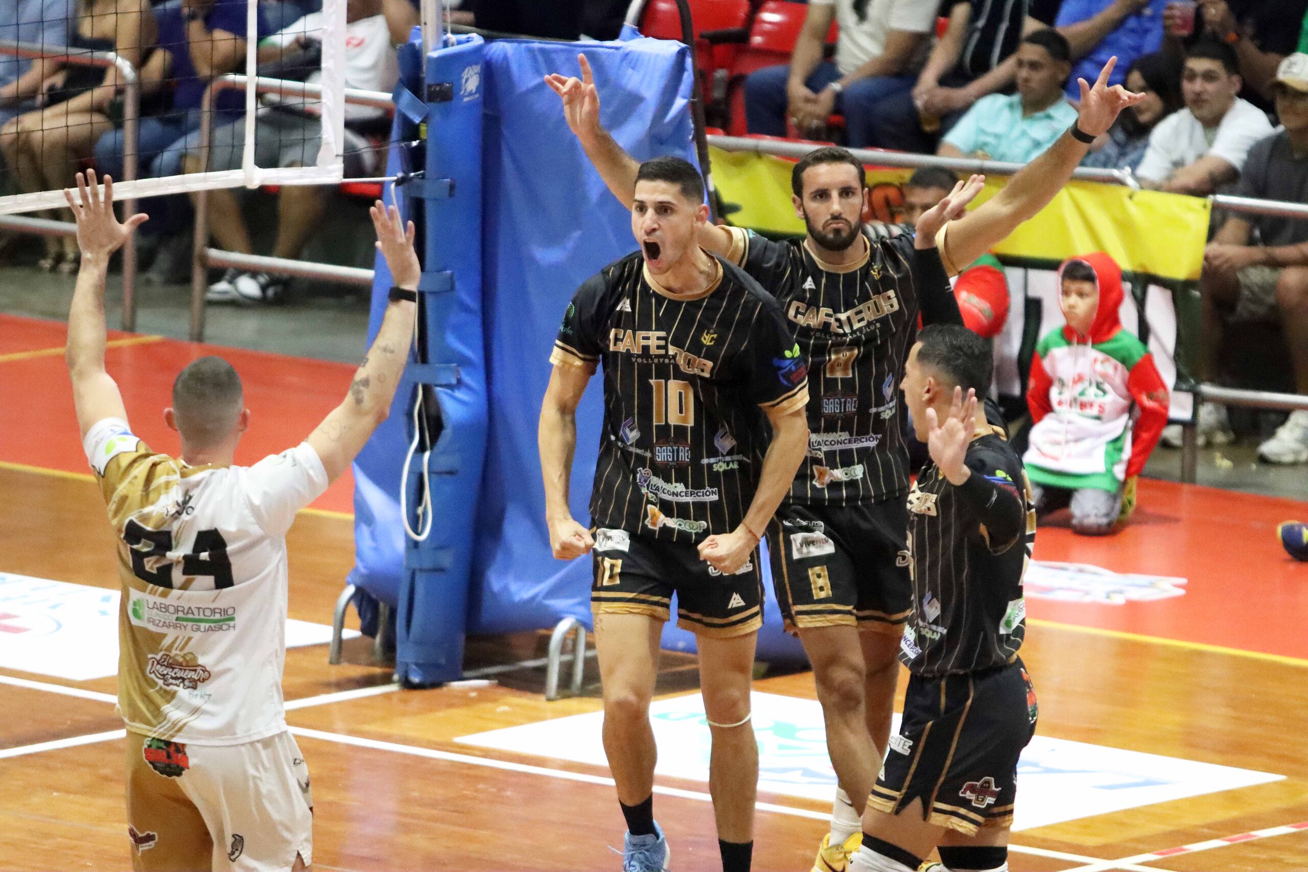 Iván Fernández y sus compañeros de los Cafeteros, celebrando un punto en el arranque de la serie final contra los Caribes.