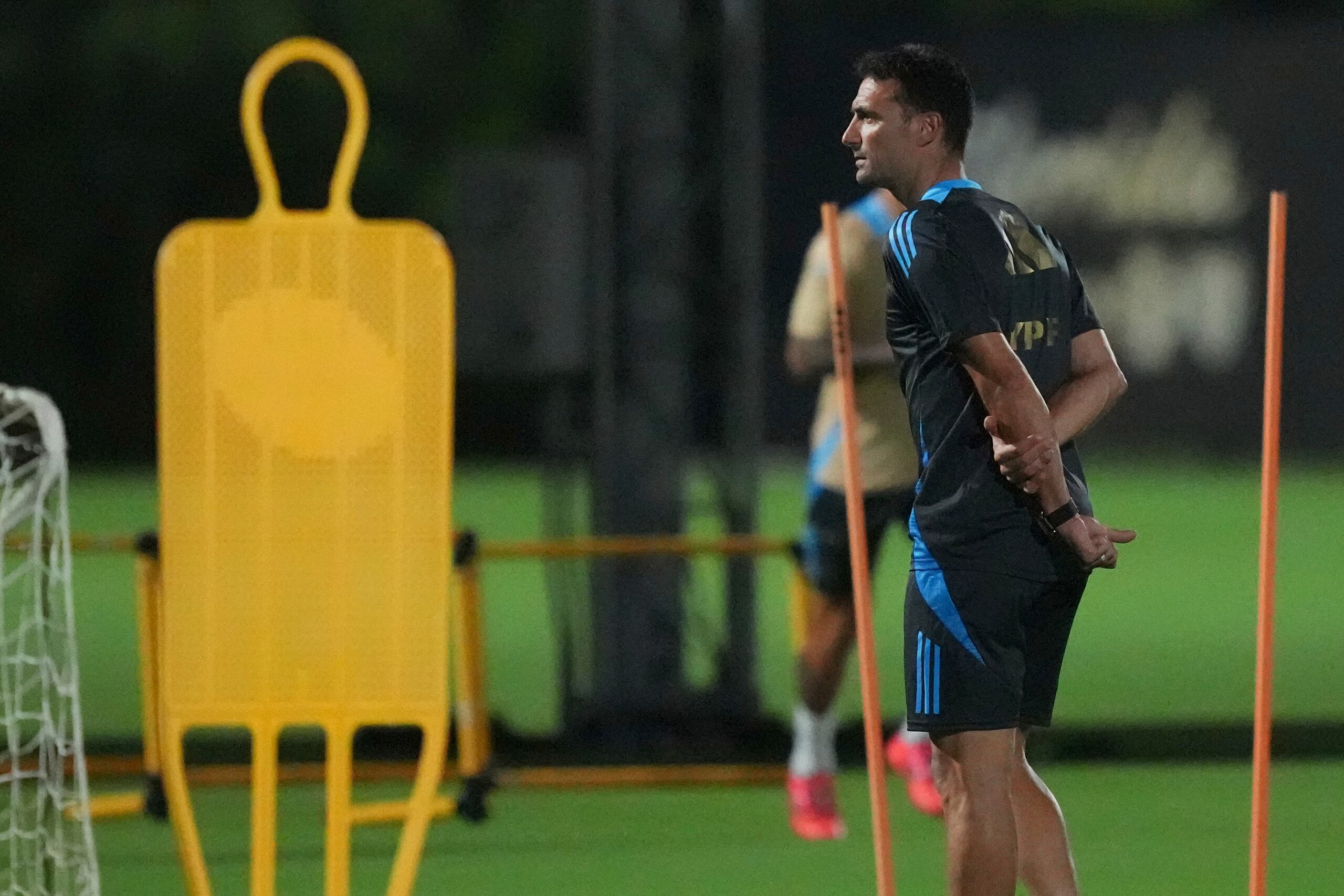 Lionel Scaloni, técnico de Argentina, supervisa la práctica de su equipo en el complejo de entrenamiento del Inter Miami el 7 de octubre de 2024 en Fort Lauderdale, Florida. (AP Foto/Jim Rassol)
