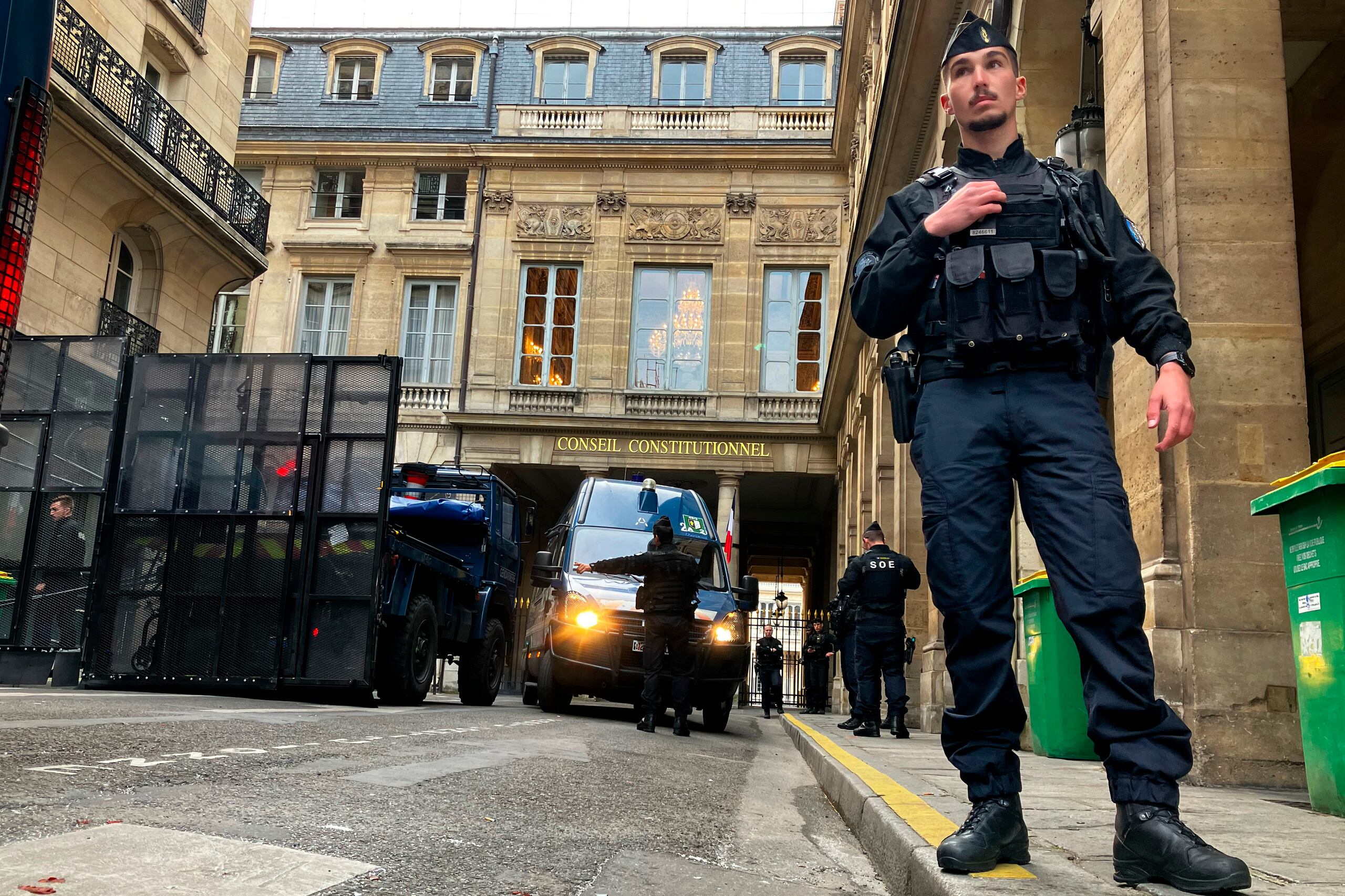 Agentes de la policía custodian alrededores del Consejo Constitucional en París, Francia.