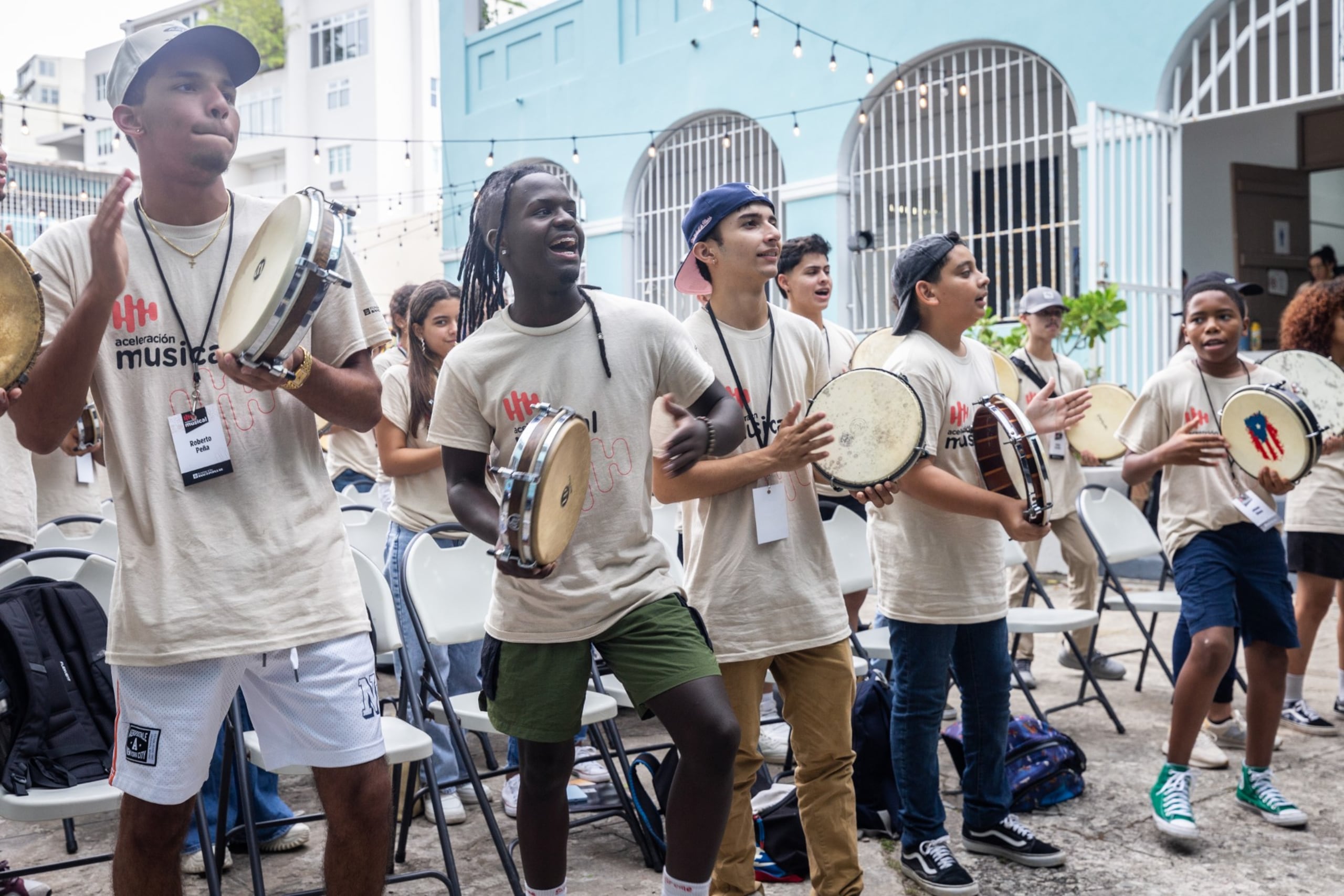 Los participantes asisten a diversos cursos y talleres ofrecidos por músicos profesionales.