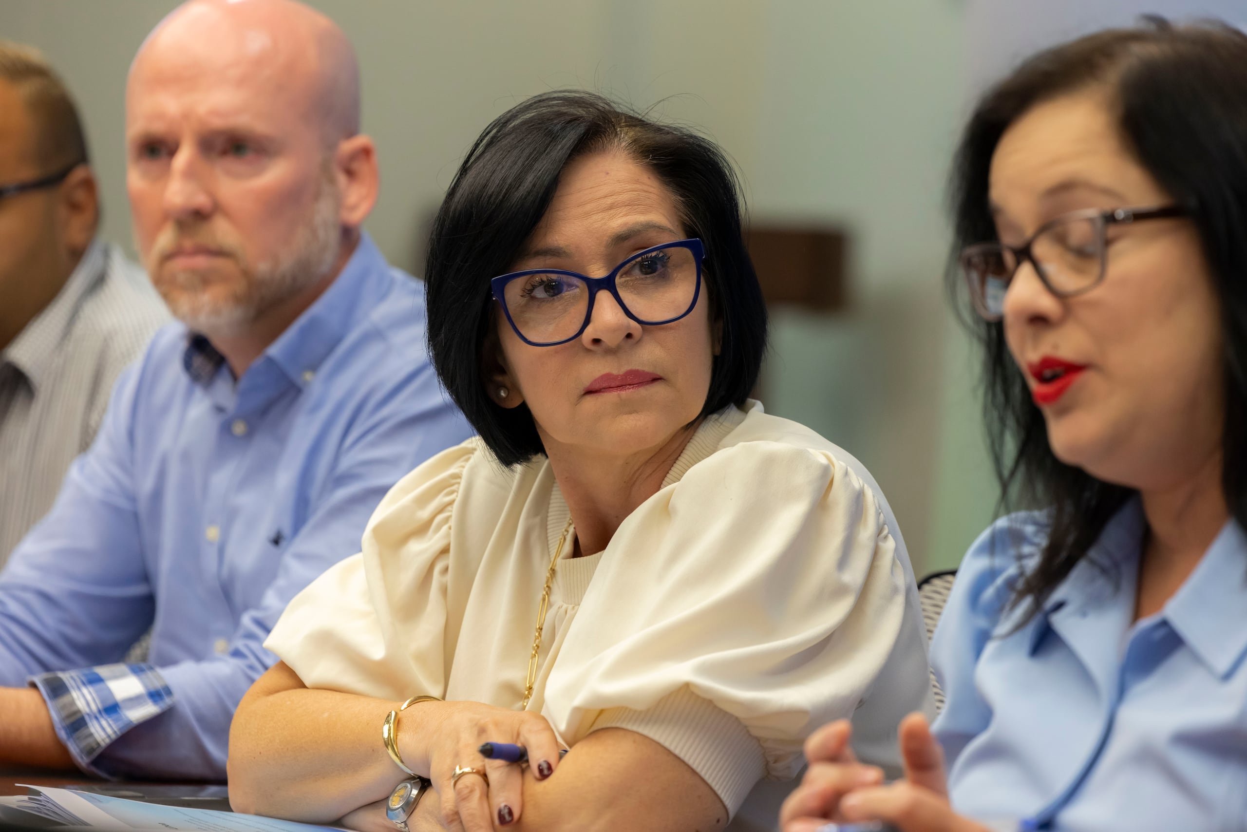 Pese a que el avance académico ha sido leve, la secretaria designada del Departamento de Educación, Yanira Raíces Vega, al centro, lo observa con optimismo y entiende que los resultados son a consecuencia de algunas iniciativas que se implementaron hace unos meses.