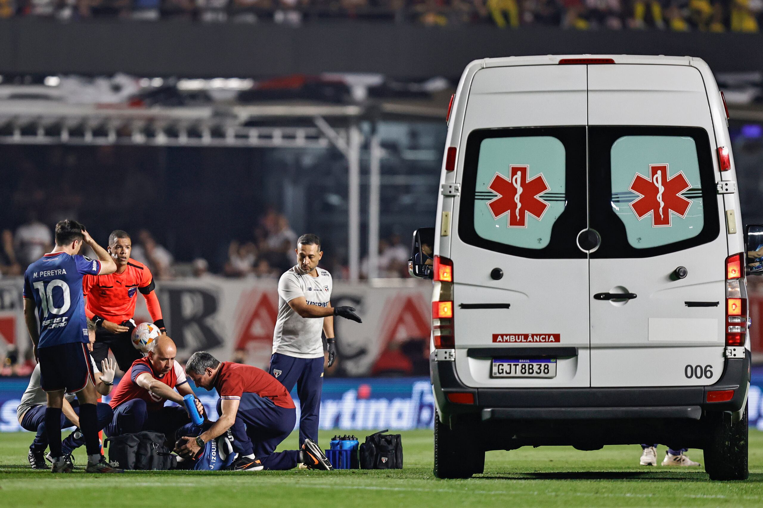 El uruguayo Juan Izquierdo (abajo), de Nacional, es atendido por personal de la salud en la vuelta de octavos de final de la Copa Libertadores entre Sao Paulo y Nacional en Brasil. El jugador está hospitalizado por una arritmia cardíaca. EFE/ Isaac Fontana