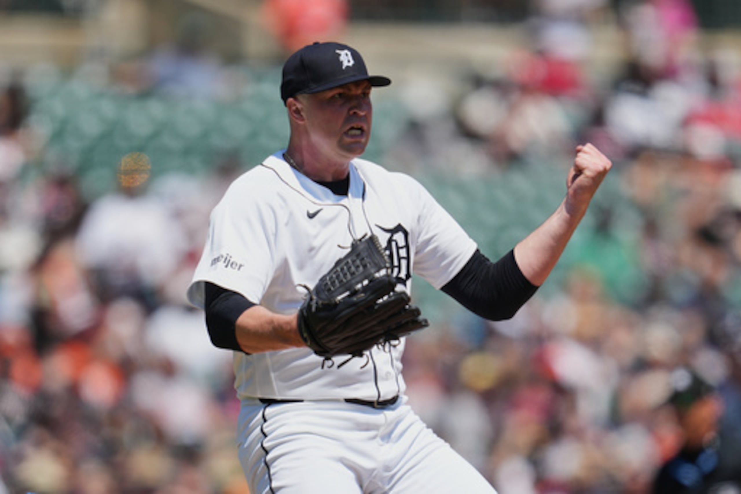 El lanzador de los Tigres de Detroit, Tarik Skubal, reacciona tras ponchar a Kyle Schwarber, de los Filis de Filadelfia, para cerrar la quinta entrada el domingo 12 de julio de 2026, en Detroit. (Foto AP/Paul Sancya)